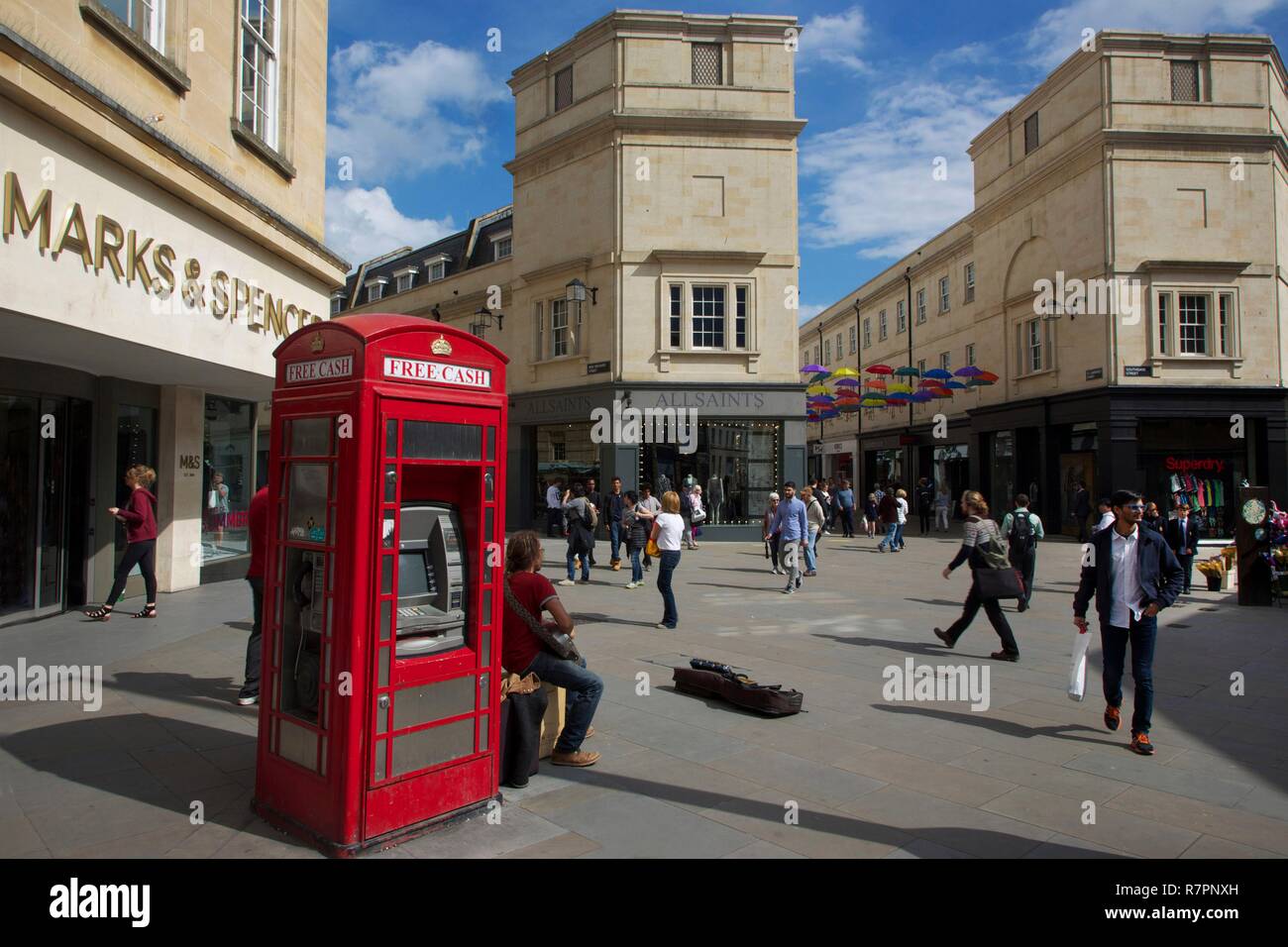 Regno Unito, Somerset county, bagno, british phone booth nel centro commerciale e pedonale South Gate street Foto Stock