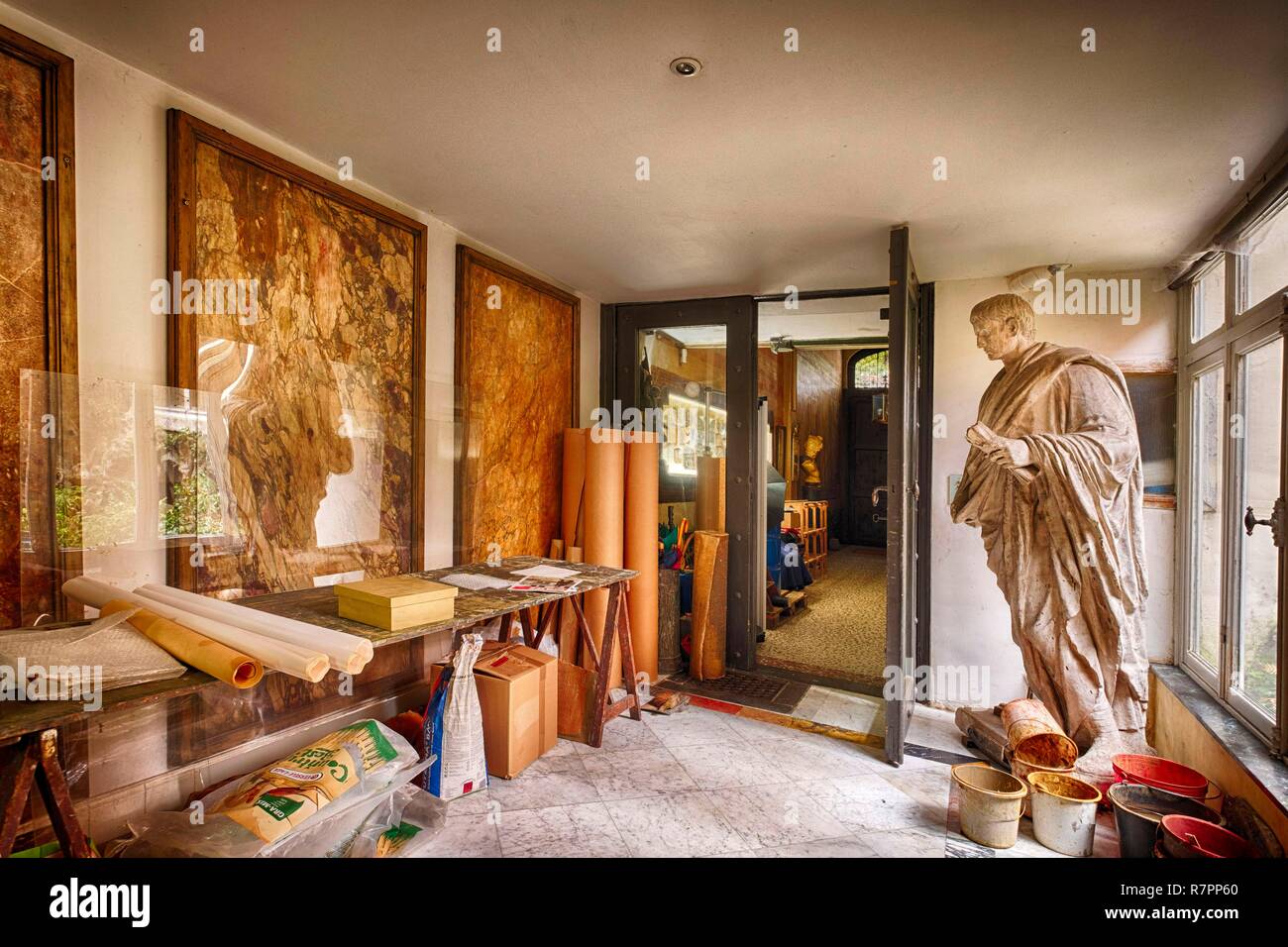 Il Belgio, Bruxelles, Van der Kelen scuola di pittura, l'ingresso alla scuola rivela tutta la pittura tecniche insegnate; questa scuola è l'unico al mondo ad insegnare dal 1882 le tradizionali tecniche di pittura decorativa. I corsi pratici sono completati da nozioni di storia dell'arte così come scritte corsi. Al termine di sei mesi, lo studente sarà in grado di imitare più di trenta varietà di legno, e trenta di marmi Foto Stock