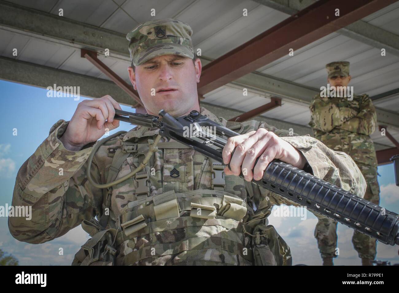 Esercito personale di riserva Sgt. Clifford Arrington, un information technology specialist, assegnato alla difesa dei sistemi di informazione Agenzia, Esercito elemento di riserva, 335a comando di segnalazione (Teatro) assembla un M16A2 fucile durante un 'Mistero' evento del comando's 2017 miglior guerriero di concorrenza a Fort Huachuca, Arizona, marzo 28. Foto Stock