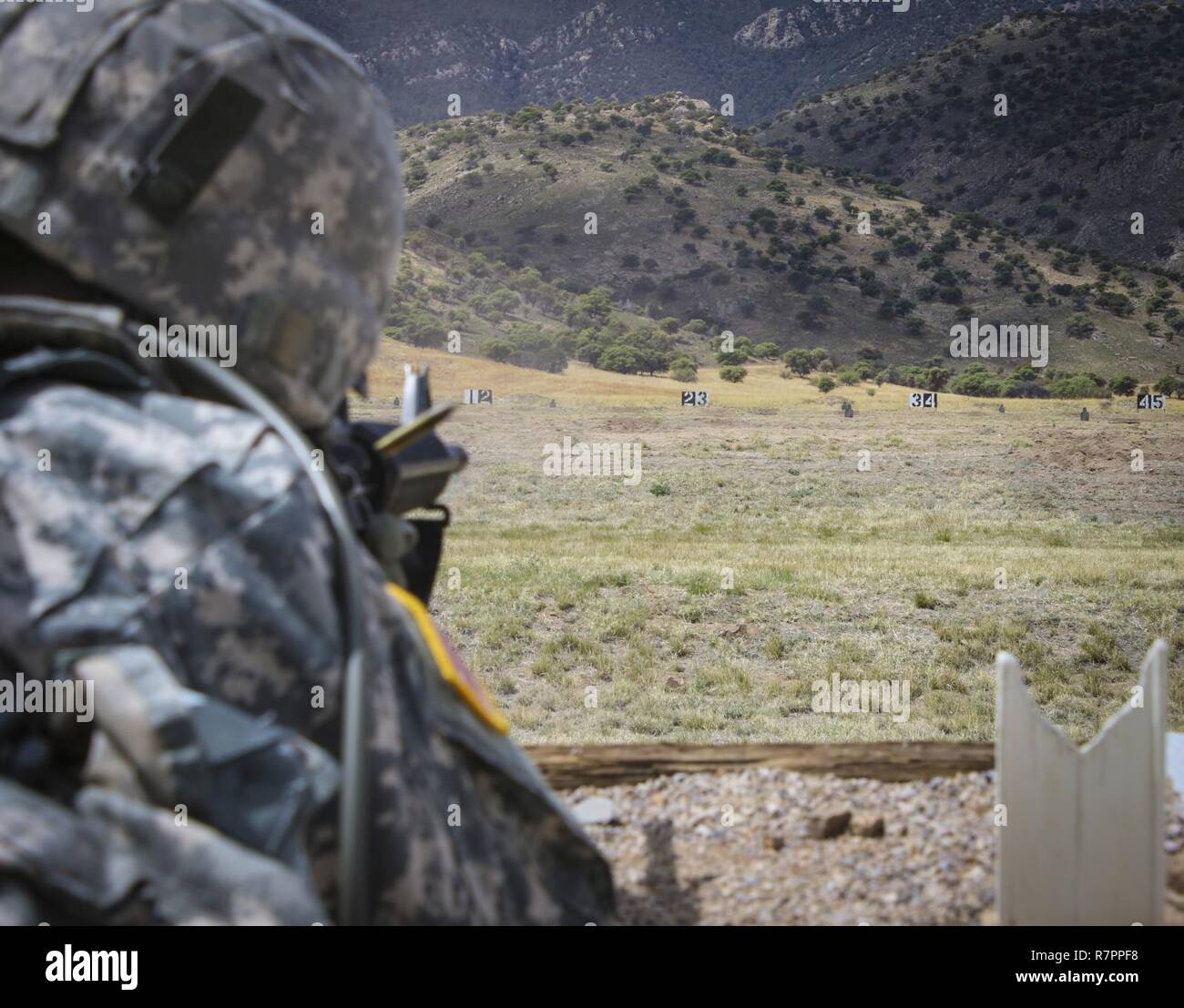 La riserva di esercito di Spc. Josue Mendez, un tecnico dei sistemi informativi aziendali e nativo di Stockton California, assegnato a 319segnale Expeditionary battaglione, 335a comando di segnalazione (Teatro) incendi a M16A2 fucile a bersagli downrange durante un rifle qualificazione porzione di comando 2017 del guerriero migliore concorrenza a Fort Huachuca, Arizona, marzo 28. Foto Stock