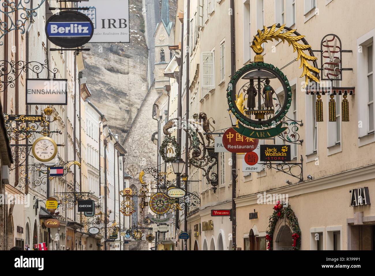 Austria, Salisburgo, centro storico sono classificati come patrimonio mondiale dall'UNESCO, il centro storico (Altstadt), Getreidegasse street e i suoi segni Foto Stock