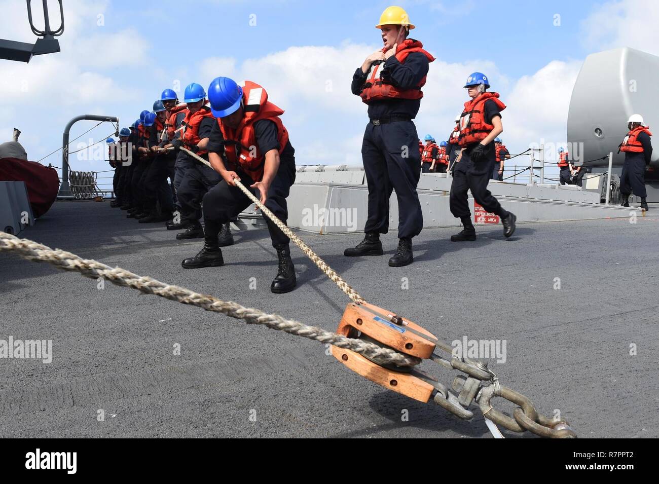 Sul mare del sud della Cina (24 marzo 2017) i marinai a bordo del distribuita Arleigh Burke-class guidato-missile destroyer USS Fitzgerald (DDG 62) heave una linea durante un rifornimento in mare. Fitzgerald è di pattuglia nel Mare della Cina del Sud il supporto di sicurezza e stabilità nella Indo-Asia-regione del Pacifico. Foto Stock