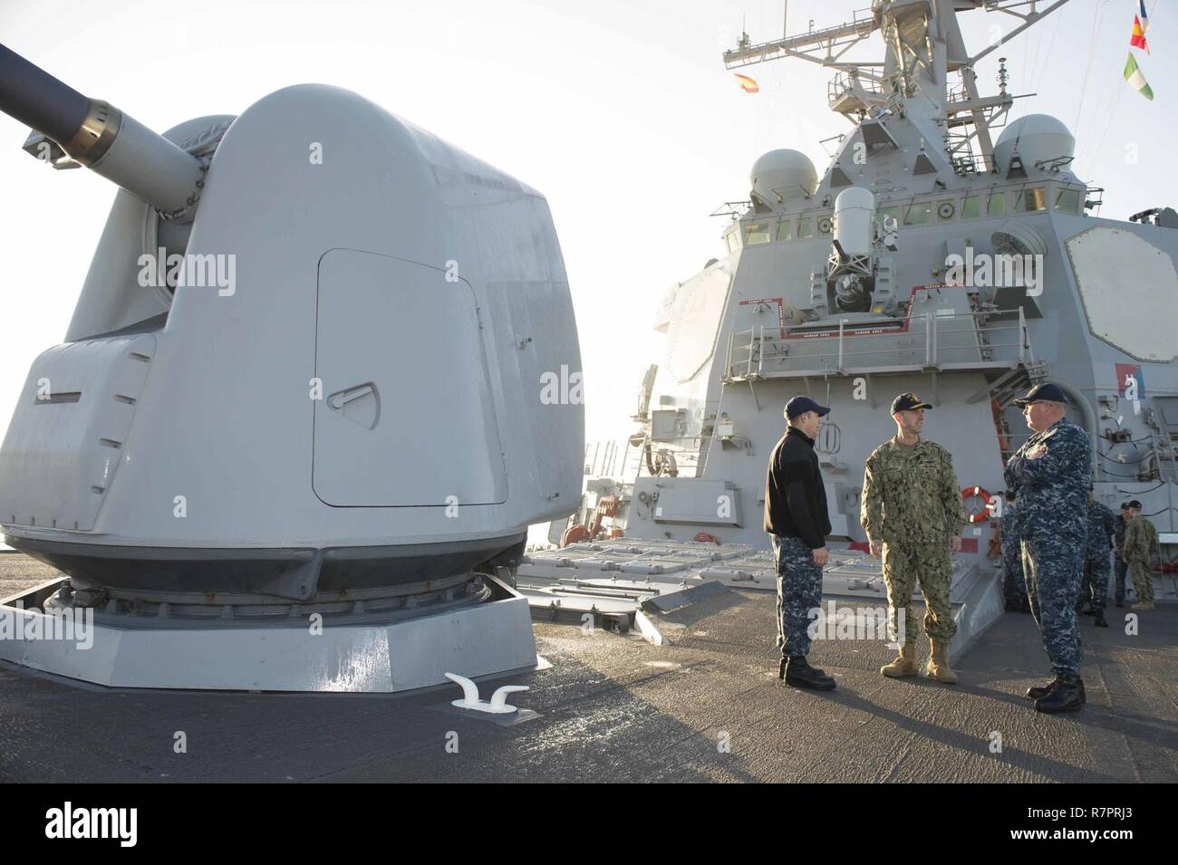 La stazione navale di Rota, Spagna (28 marzo 2017) Capo di operazioni navali, ADM. John M. Richardson, centro, si incontra con il comandante della nave USS Ross (DDG 71), la Cmdr. Russell Caldwell, destra e Fire Controlman di prima classe, Adam limoni, da Oshkosh, Wisconsin, durante un tour della nave Marzo 28, 2017. Ross, un Arleigh Burke-class guidato-missile distruttore, distribuita a Rota, Spagna, sta conducendo operazioni navali negli Stati Uniti Sesta flotta area di operazioni a sostegno degli Stati Uniti per gli interessi di sicurezza nazionali in Europa e in Africa. Foto Stock