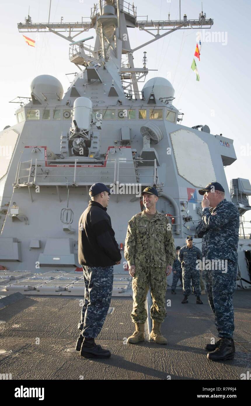 La stazione navale di Rota, Spagna (28 marzo 2017) Capo di operazioni navali, ADM. John M. Richardson, centro, si incontra con il comandante della nave USS Ross (DDG 71), la Cmdr. Russell Caldwell, destra e Fire Controlman di prima classe, Adam limoni, da Oshkosh, Wisconsin, durante un tour della nave Marzo 28, 2017. Ross, un Arleigh Burke-class guidato-missile distruttore, distribuita a Rota, Spagna, sta conducendo operazioni navali negli Stati Uniti Sesta flotta area di operazioni a sostegno degli Stati Uniti per gli interessi di sicurezza nazionali in Europa e in Africa. Foto Stock