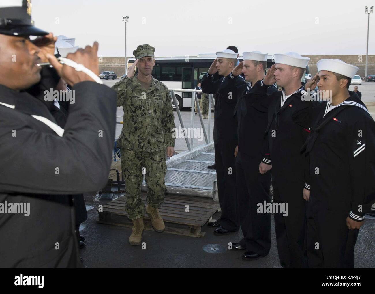 La stazione navale di Rota, Spagna (28 marzo 2017) Capo di operazioni navali, ADM. John M. Richardson, centro è reso onora come egli arriva a bordo della USS Ross (DDG 71) Marzo 28, 2017. Ross, un Arleigh Burke-class guidato-missile distruttore, distribuita a Rota, Spagna, sta conducendo operazioni navali negli Stati Uniti Sesta flotta area di operazioni a sostegno degli Stati Uniti per gli interessi di sicurezza nazionali in Europa e in Africa. Foto Stock