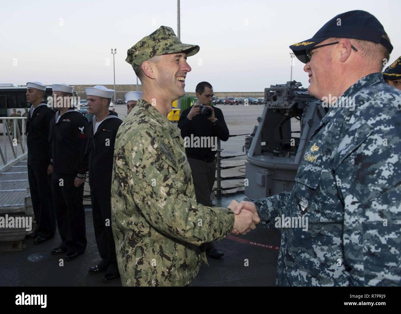 La stazione navale di Rota, Spagna (28 marzo 2017) Capo di operazioni navali Adm. John M. Richardson, sinistra, incontra il comandante della USS Ross (DDG 71), la Cmdr. Russell Caldwell a bordo della nave Marzo 28, 2017. Ross, un Arleigh Burke-class guidato-missile distruttore, distribuita a Rota, Spagna, sta conducendo operazioni navali negli Stati Uniti Sesta flotta area di operazioni a sostegno degli Stati Uniti per gli interessi di sicurezza nazionali in Europa e in Africa. Foto Stock