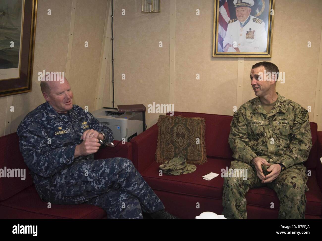 La stazione navale di Rota, Spagna (28 marzo 2017) Capo di operazioni navali Adm. John M. Richardson, a destra si incontra con il comandante della nave USS Ross (DDG 71), la Cmdr. Russell Caldwell durante un tour della nave Marzo 28, 2017. Ross, un Arleigh Burke-class guidato-missile distruttore, distribuita a Rota, Spagna, sta conducendo operazioni navali negli Stati Uniti Sesta flotta area di operazioni a sostegno degli Stati Uniti per gli interessi di sicurezza nazionali in Europa e in Africa. Foto Stock