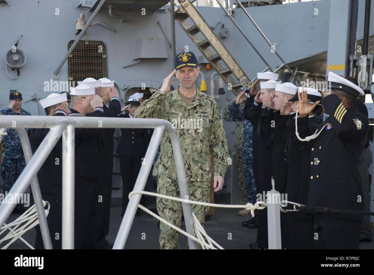 La stazione navale di Rota, Spagna (28 marzo 2017) Capo di operazioni navali, ADM. John M. Richardson, centro è reso onora come egli si diparte USS Ross (DDG 71) Marzo 28, 2017. Ross, un Arleigh Burke-class guidato-missile distruttore, distribuita a Rota, Spagna, sta conducendo operazioni navali negli Stati Uniti Sesta flotta area di operazioni a sostegno degli Stati Uniti per gli interessi di sicurezza nazionali in Europa e in Africa. Foto Stock