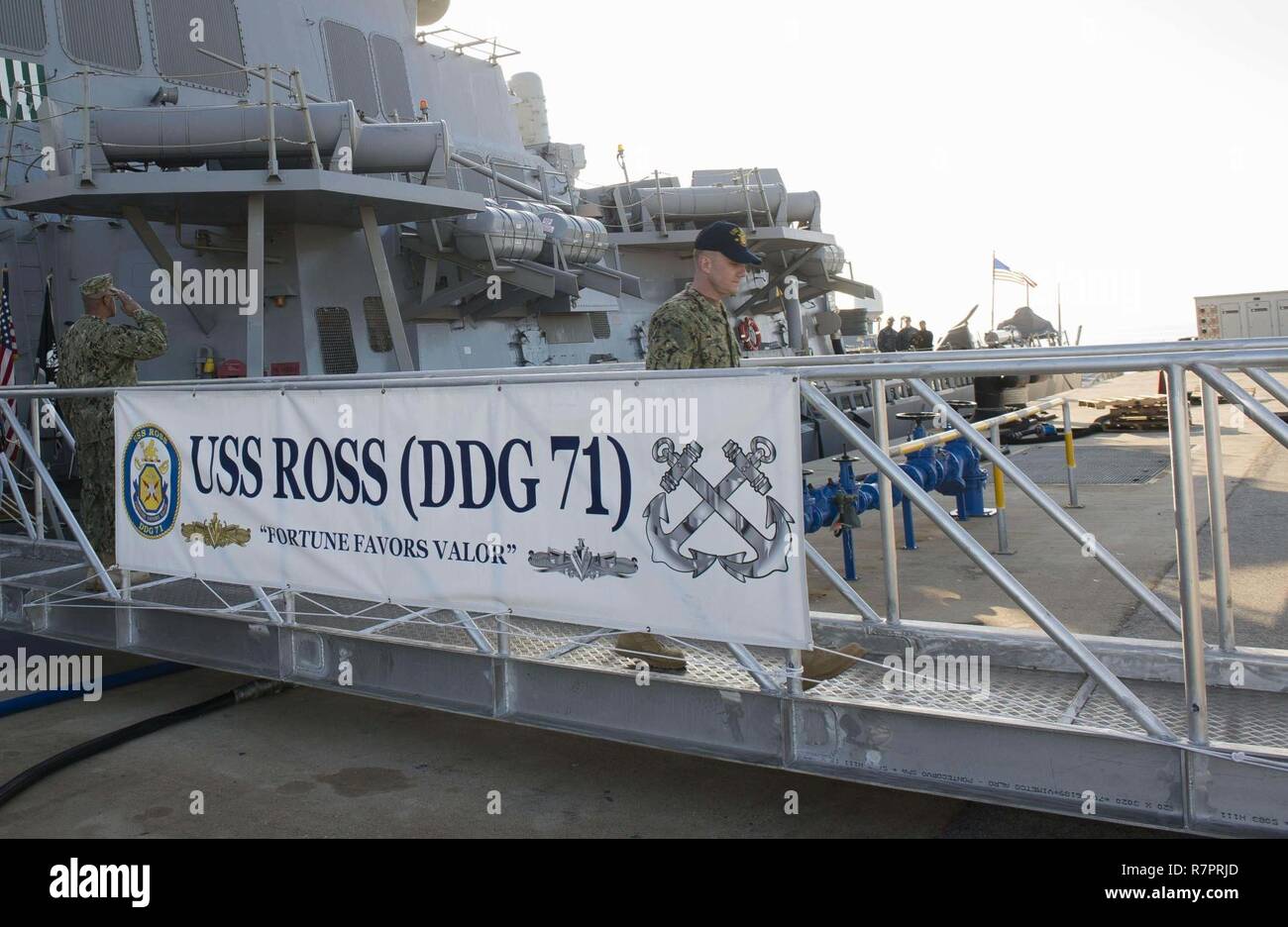 La stazione navale di Rota, Spagna (28 marzo 2017) Master Chief Sottufficiali della Marina Steven S. Giordano si diparte USS Ross (DDG 71) Marzo 28, 2017. Ross, un Arleigh Burke-class guidato-missile distruttore, distribuita a Rota, Spagna, sta conducendo operazioni navali negli Stati Uniti Sesta flotta area di operazioni a sostegno degli Stati Uniti per gli interessi di sicurezza nazionali in Europa e in Africa. Foto Stock