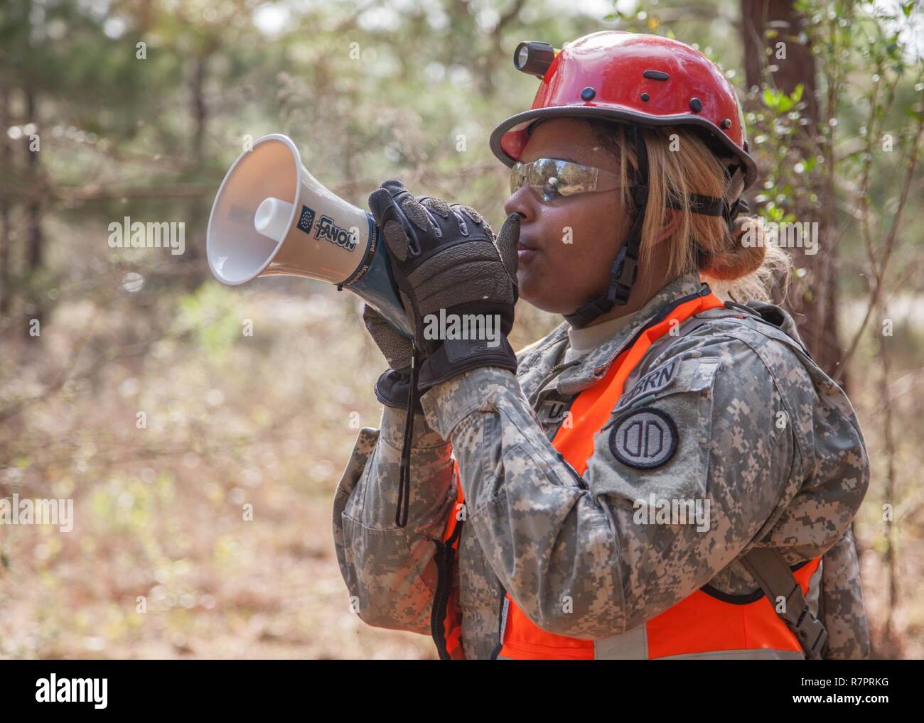 Stati Uniti Army Spc. Tricia Haynes, 440th S&E (ricerca ed estrazione) Team, chiama causalities durante il funzionamento vigile guardia in Tifton, Ga., Marzo 28, 2017. L'esercizio prevede la Guardia Nazionale unità con la possibilità di migliorare la cooperazione e le relazioni non solo con gli enti locali e gli organismi statali ma militari e partner federale nonché per assicurare un adeguata preparazione per le emergenze e di eventi catastrofici. Foto Stock