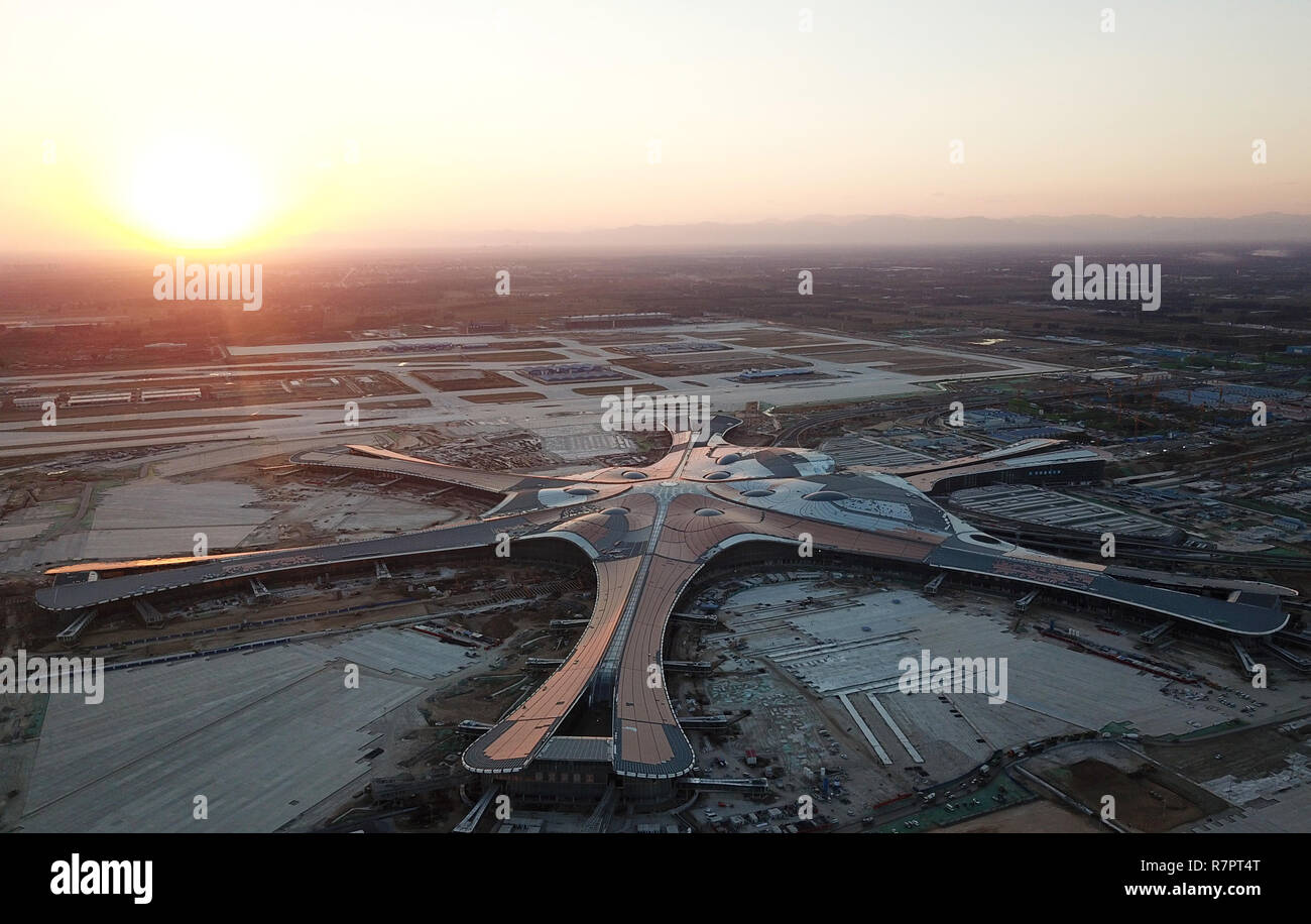 (181211) -- PECHINO, Dic 11, 2018 (Xinhua) -- Foto scattata il 1 ottobre, 2018 mostra il nuovo aeroporto internazionale nel distretto Daxing in costruzione a Pechino Capitale della Cina. L'amministrazione dell'aviazione civile cinese ha pubblicato un piano di azione sulla Lunedi, volto a rendere la Cina del settore dell'aviazione civile di uno dei migliori nel mondo entro il 2050. Sotto il piano, dal 2021 al 2035, la Cina sarà migliorare globalmente la forza della sua industria aeronautica civile non solo di assumere la guida nel trasporto aereo, ma hanno anche il mondo più competitive le compagnie aeree e i mozzi di aviazione, advanced air Foto Stock