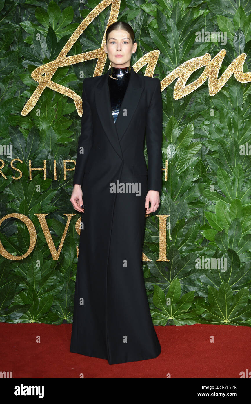 Londra, Regno Unito. 10 dic 2018. Rosamund Pike al Fashion Awards 2018 presso la Royal Albert Hall di Londra. Immagine: Steve Vas/Featureflash Credito: Paul Smith/Alamy Live News Foto Stock