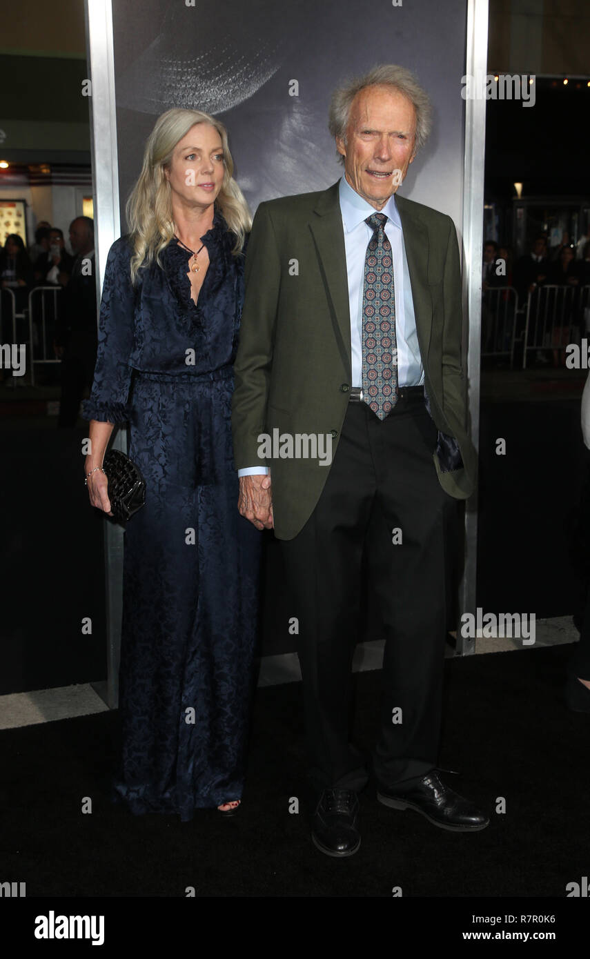 Westwood, CA, Stati Uniti d'America. Decimo Dec, 2018. 10 Dicembre 2018 - Westwood, California - Christina Sandera, Clint Eastwood. La prima mondiale del Mulo tenutosi presso il Regency Village Theatre. Photo credit: Faye Sadou/AdMedia Credito: Faye Sadou/AdMedia/ZUMA filo/Alamy Live News Foto Stock