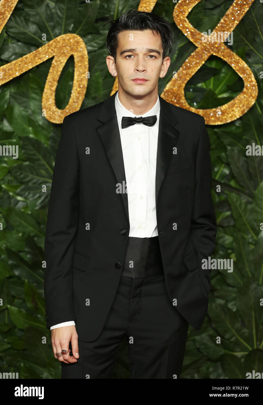 Matteo Healy arriva al Fashion Awards 2018 In partnership con Swarovski presso la Royal Albert Hall. Foto Stock