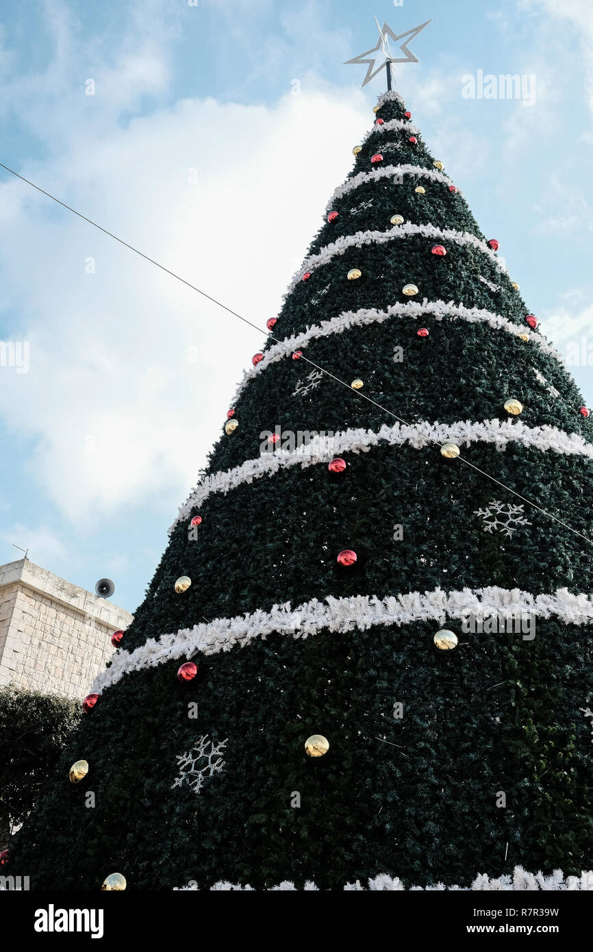 Fassouta, Israele. 10 dicembre, 2018. Le decorazioni di Natale adornano le strade e le case di Fassouta. Un villaggio e di un consiglio locale sulle pendici nord-occidentale del monte Meron nel distretto settentrionale di Israele, Fassouta è situato a soli 2 Km a sud della frontiera libanese. Credito: Nir Alon/Alamy Live News Foto Stock