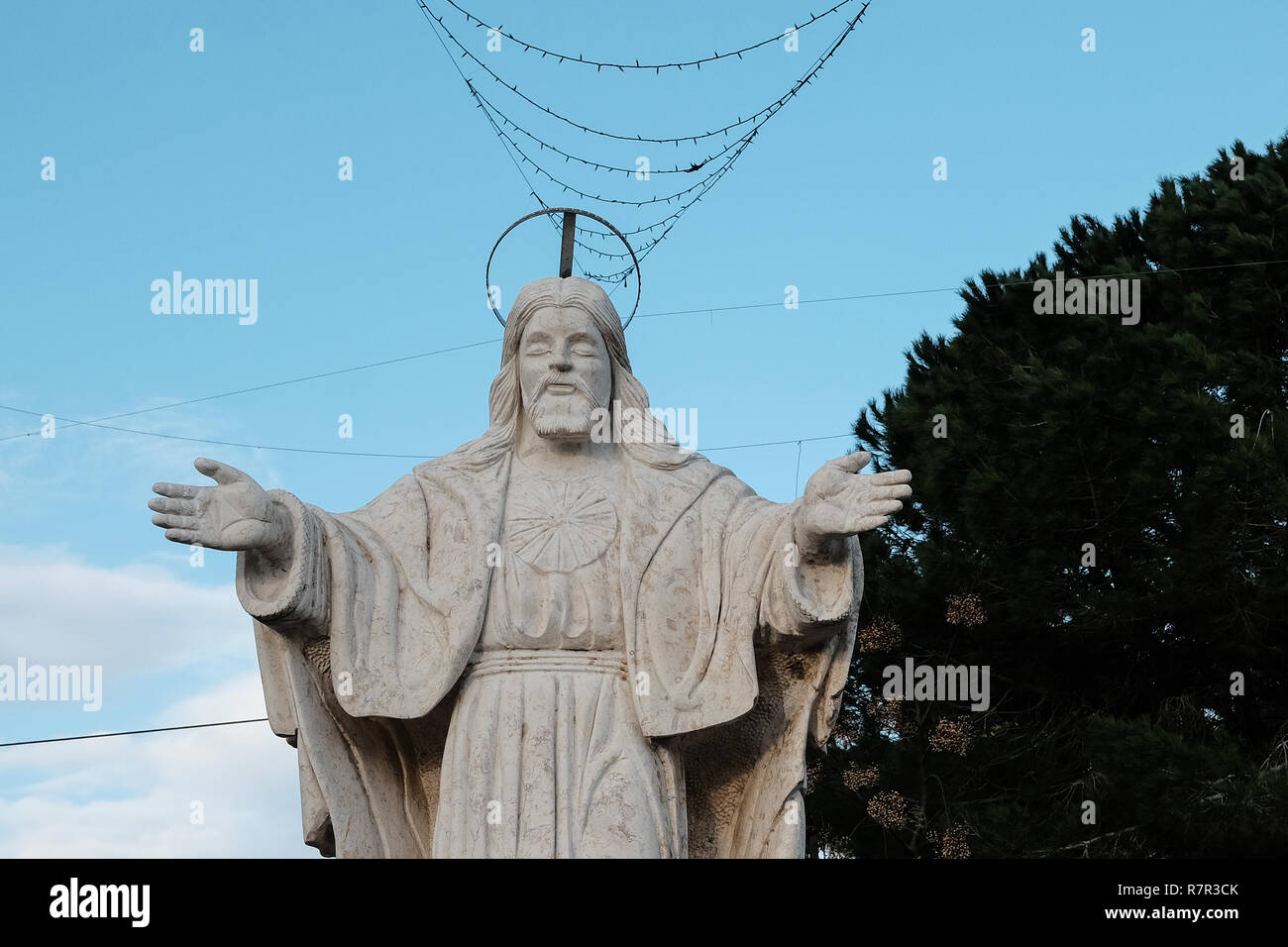 Fassouta, Israele. 10 dicembre, 2018. Una statua di Mar Elias, Sant Elia, il profeta Eliyahu, il villaggio santo patrono, è decorato per il Natale a Fassouta. Un villaggio e di un consiglio locale sulle pendici nord-occidentale del monte Meron nel distretto settentrionale di Israele, Fassouta è situato a soli 2 Km a sud della frontiera libanese. Credito: Nir Alon/Alamy Live News Foto Stock