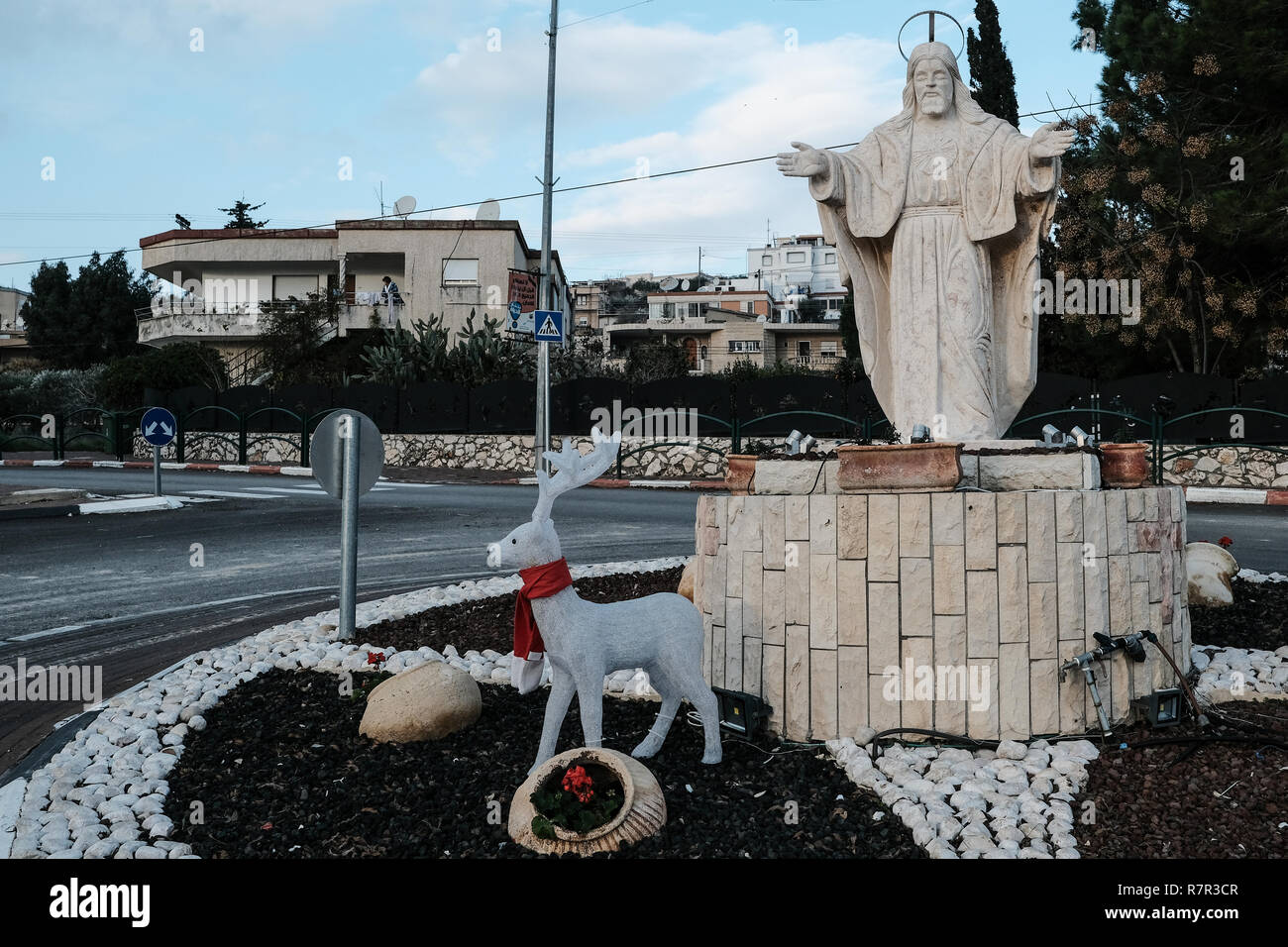 Fassouta, Israele. 10 dicembre, 2018. Una statua di Mar Elias, Sant Elia, il profeta Eliyahu, il villaggio santo patrono, è decorato per il Natale a Fassouta. Un villaggio e di un consiglio locale sulle pendici nord-occidentale del monte Meron nel distretto settentrionale di Israele, Fassouta è situato a soli 2 Km a sud della frontiera libanese. Credito: Nir Alon/Alamy Live News Foto Stock