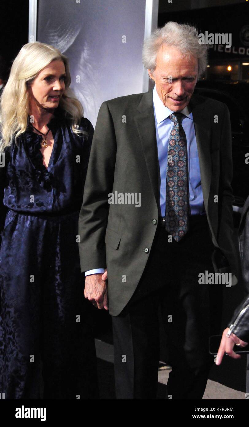 Westwood, California, Stati Uniti d'America. 10 dic 2018. (L-R) Christina Sandera e regista/produttore/attore Clint Eastwood frequentare la Premiere Mondiale della Warner Bros Foto 'Il mulo' sul dicembre 10, 2018 al Regency Village Theatre di Westwood, California. Foto di Barry re/Alamy Live News Foto Stock
