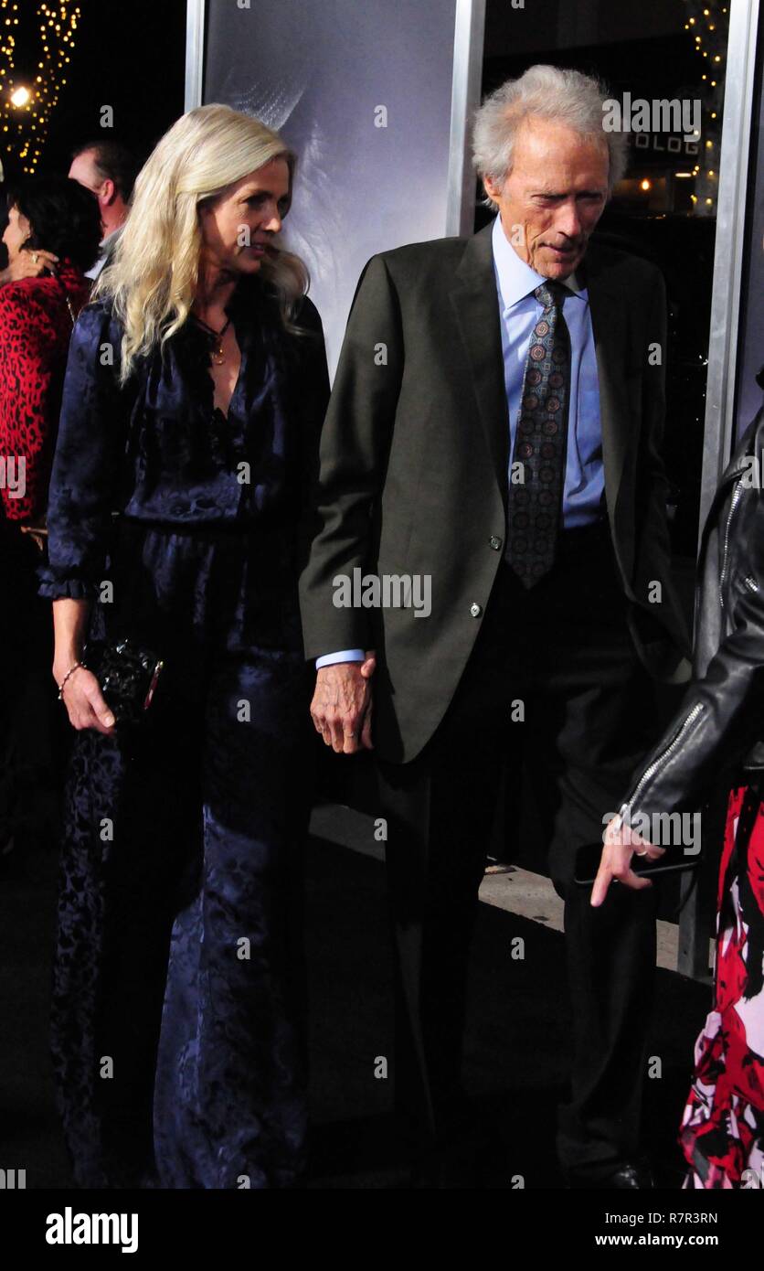 Westwood, California, Stati Uniti d'America. 10 dic 2018. (L-R) Christina Sandera e regista/produttore/attore Clint Eastwood frequentare la Premiere Mondiale della Warner Bros Foto 'Il mulo' sul dicembre 10, 2018 al Regency Village Theatre di Westwood, California. Foto di Barry re/Alamy Live News Foto Stock