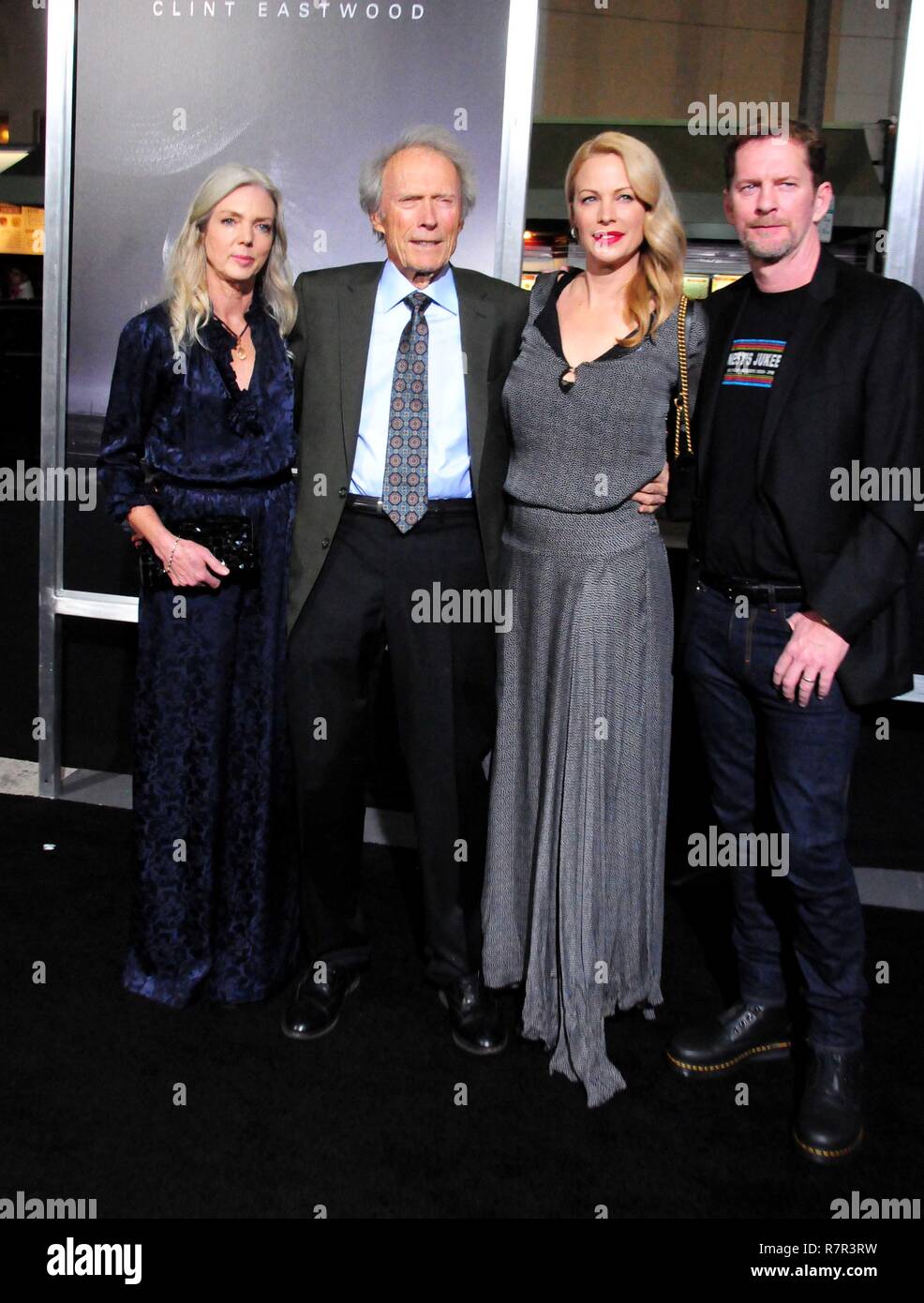 Westwood, California, Stati Uniti d'America. 10 dic 2018. (L-R) Christina Sandera regista/produttore/attore Clint Eastwood, figlia attrice Alison Eastwood e scultore Stacy Poitras frequentare la Premiere Mondiale della Warner Bros Foto 'Il mulo' sul dicembre 10, 2018 al Regency Village Theatre di Westwood, California. Foto di Barry re/Alamy Live News Foto Stock