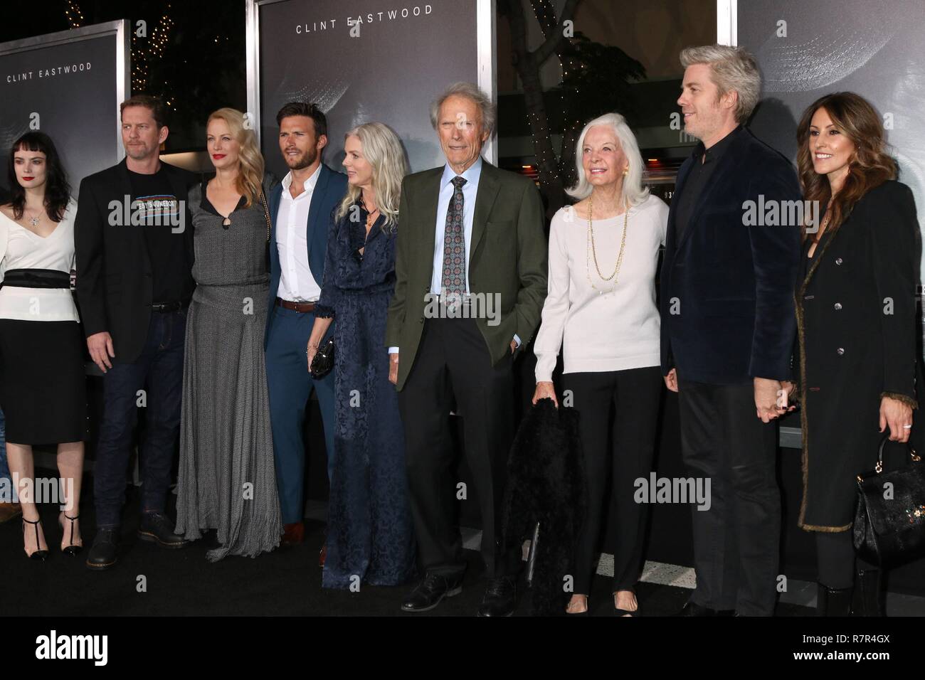 Los Angeles, CA, Stati Uniti d'America. Decimo Dec, 2018. Graylen Eastwood, Stacy Poitras, Alison Eastwood, Scott Eastwood, Christina Sandera, Clint Eastwood, Maggie Johnson, Kyle Eastwood, Cynthia Ramirez presso gli arrivi per il mulo Premiere, Regency Village Theatre - Westwood, Los Angeles, CA 10 dicembre 2018. Credito: Priscilla concedere/Everett raccolta/Alamy Live News Foto Stock