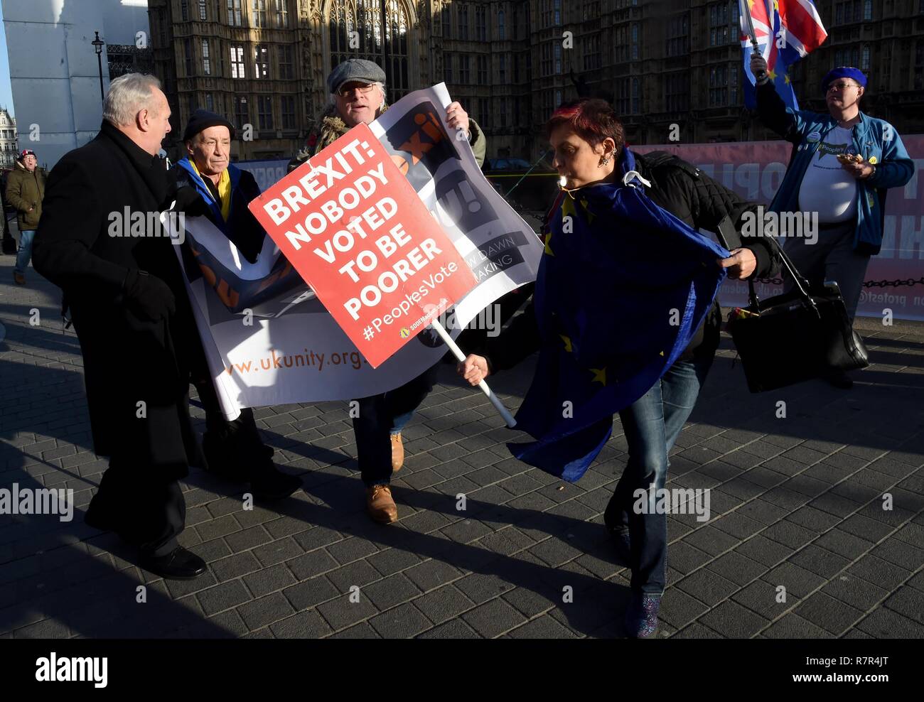 Londra, Regno Unito. 11 dic 2018. E Pro-Brexit Anti-Brexit manifestanti, Westminster, London Credit: Finnbarr Webster/Alamy Live News Foto Stock