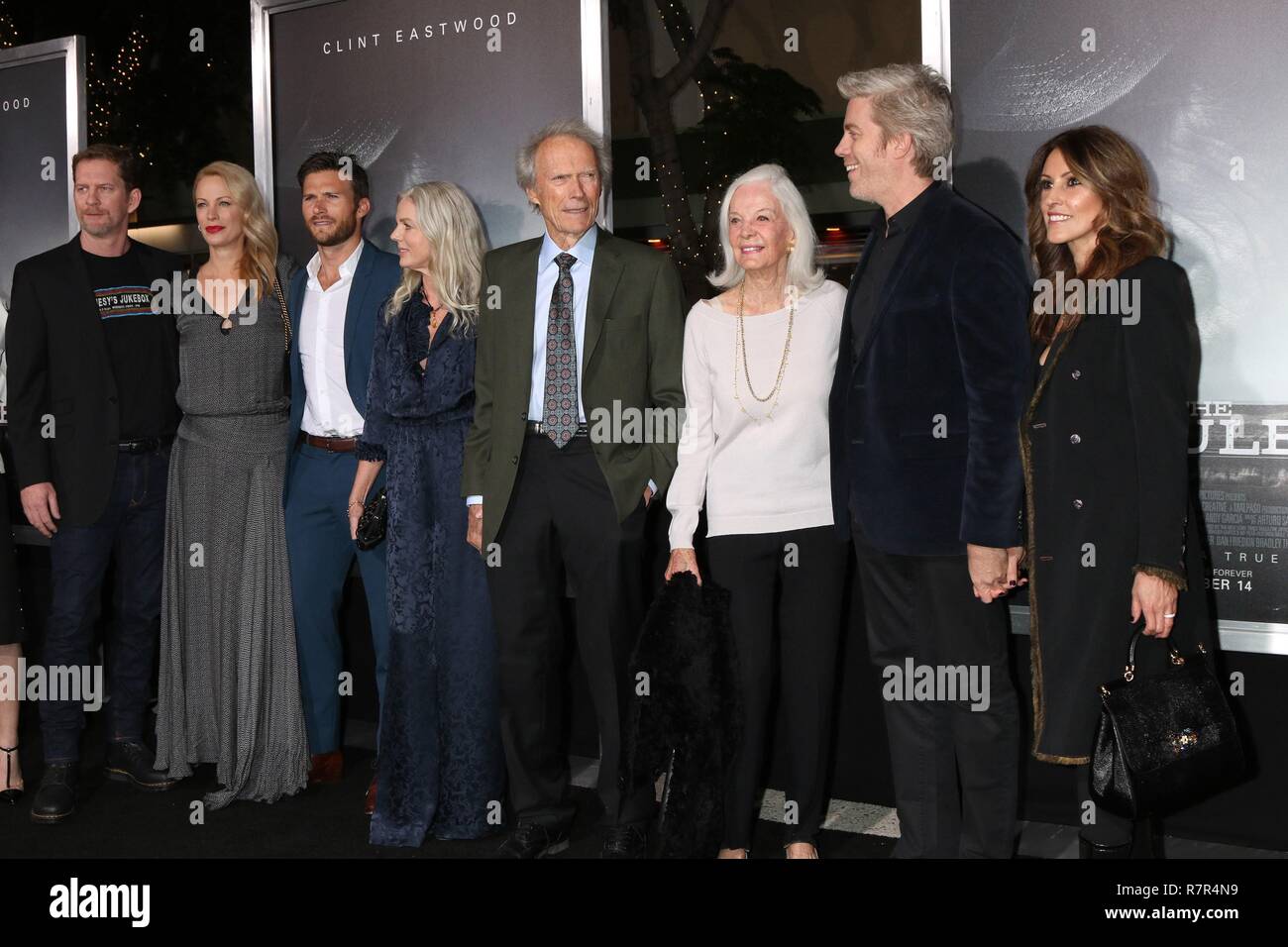 Los Angeles, CA, Stati Uniti d'America. Decimo Dec, 2018. Stacy Poitras, Alison Eastwood, Scott Eastwood, Christina Sandera, Clint Eastwood, Maggie Johnson, Kyle Eastwood, Cynthia Ramirez presso gli arrivi per il mulo Premiere, Regency Village Theatre - Westwood, Los Angeles, CA 10 dicembre 2018. Credito: Priscilla concedere/Everett raccolta/Alamy Live News Foto Stock