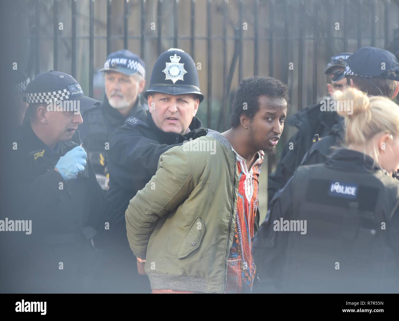 Intruso arrestati all'interno dei motivi del Parlamento, Westminster, London Il credito: Finnbarr Webster/Alamy Live News Foto Stock