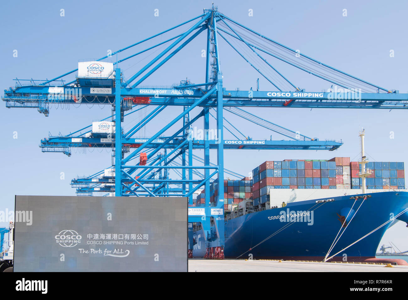 Abu Dhabi. Undicesimo Dec, 2018. Foto scattata a Dic. 10, 2018 mostra della Cina di COSCO Porte di spedizione limitata (CSP) Abu Dhabi terminale Al Khalifa Port, gli Emirati arabi uniti (EAU). Il CSP e Abu Dhabi porti inaugurato lunedì un nuovo terminale Al Khalifa Port. Credito: Xinhua/Alamy Live News Foto Stock