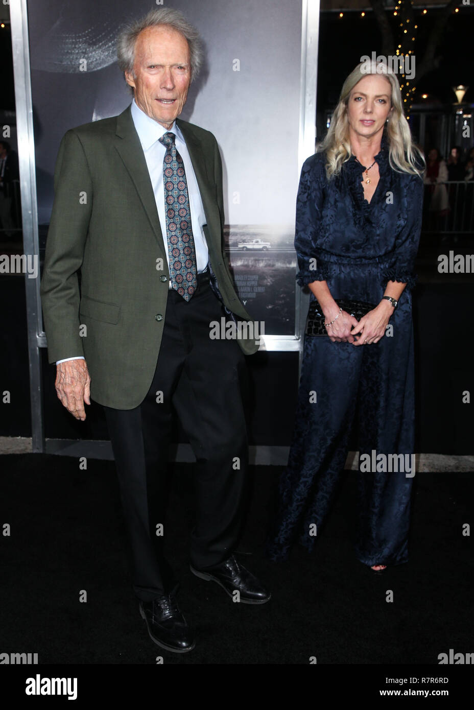 WESTWOOD, Los Angeles, CA, Stati Uniti d'America - 10 dicembre: Direttore/attore Clint Eastwood e fidanzata Christina Sandera arrivare presso il Los Angeles Premiere della Warner Bros Foto 'Il mulo" tenutasi presso il Regency Village Theatre sul dicembre 10, 2018 a Westwood, Los Angeles, California, Stati Uniti. (Foto di Image Press Agency) Foto Stock