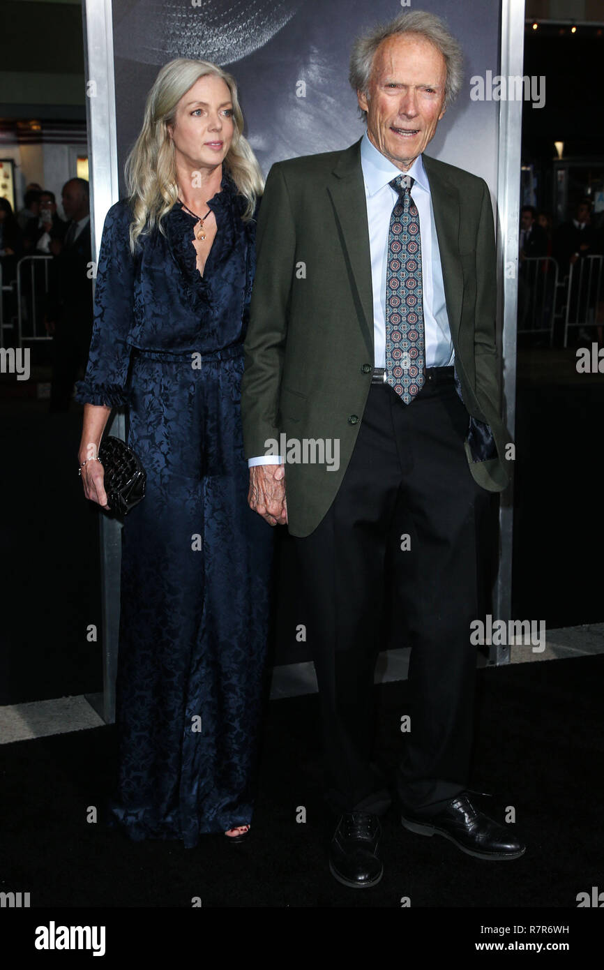 WESTWOOD, Los Angeles, CA, Stati Uniti d'America - 10 dicembre: Christina Sandera e il ragazzo/regista Clint Eastwood arrivare presso il Los Angeles Premiere della Warner Bros Foto 'Il mulo" tenutasi presso il Regency Village Theatre sul dicembre 10, 2018 a Westwood, Los Angeles, California, Stati Uniti. (Foto di Image Press Agency) Foto Stock
