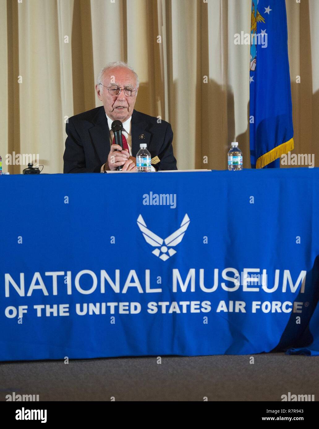 Ira Segalewitz parla durante un "Le voci della shoah " forum presso il museo nazionale degli Stati Uniti Air Force, situato su Wright-Patterson Air Force Base, Ohio, 29 marzo 2017. Segalewitz ha detto al pubblico di circa 300 circa il suo e di sua madre a fuggire dalla loro casa in Polonia nel 1939, poco prima dell'invasione dell'esercito tedesco. Egli è stato uno dei tre oratori al forum raccontando loro e altre testimonianze oculari dell'Olocausto. Foto Stock