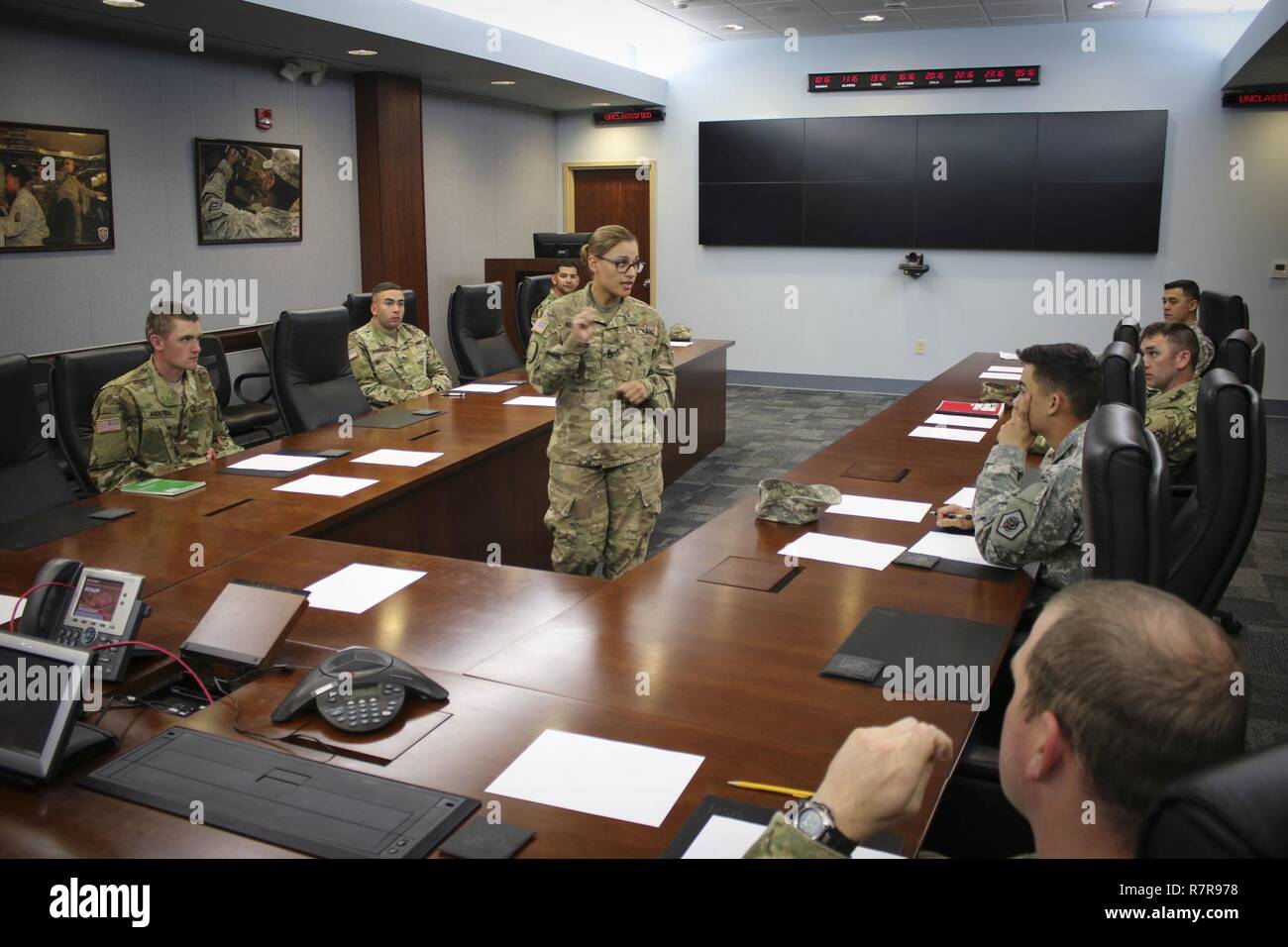 Il personale Sgt. Suzanne Hinkel (centro), un corso di formazione e operazioni sottufficiale assegnato al teatro 505th Tactical vigili del segnale, 335a comando di segnalazione (Teatro) dà istruzioni al miglior guerriero concorrenti prima della somministrazione di un esame scritto e essay marzo 30 come parte del comando's 2017 miglior guerriero della concorrenza, che si terrà a Fort Huachuca, Arizona. Foto Stock