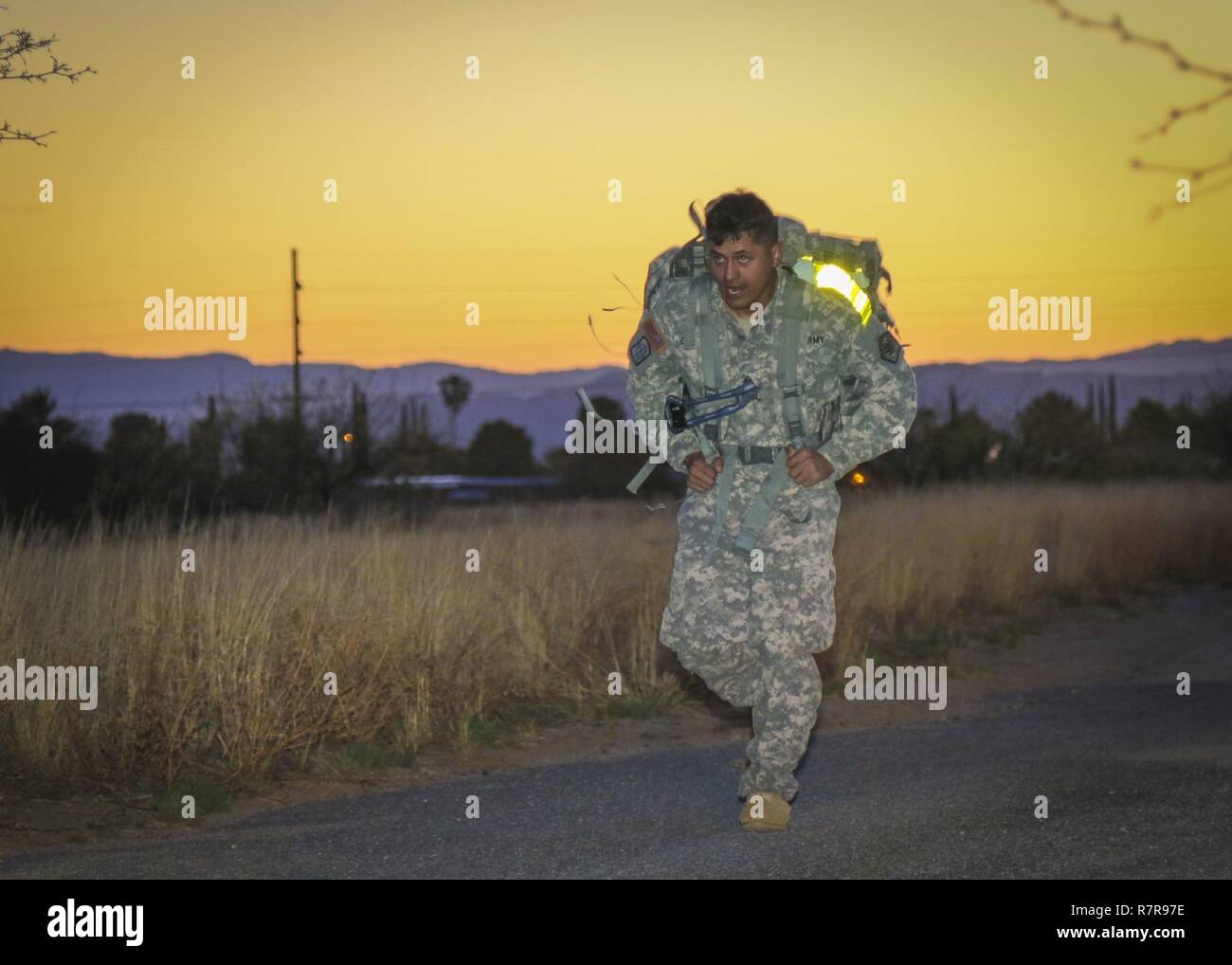 Esercito personale di riserva Sgt. Erick Guzman, una tecnologia di informazione personale Sottufficiale assegnato al segnale 820th Company, 98segnale Expeditionary battaglione, 335a comando di segnalazione (teatro), corre per il traguardo di un temporizzato 10-chilometro ruck marzo con un 35-pound pack sulla schiena 30 Marzo come parte del comando's 2017 miglior guerriero che la concorrenza venga mantenuta a Fort Huachuca, Arizona. Foto Stock