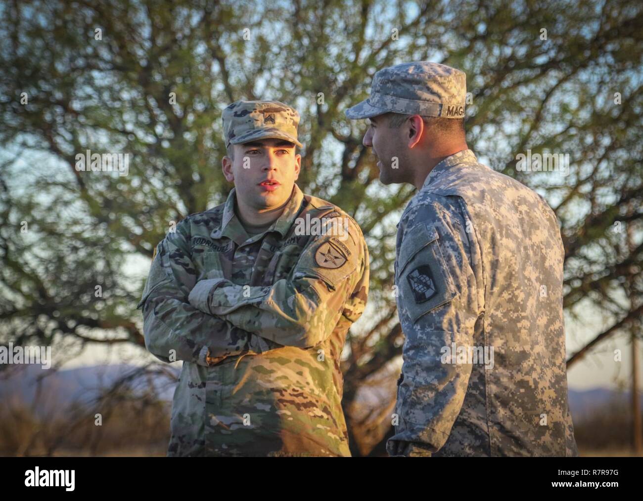 La riserva di esercito Sgt. Anderson Rodriguez (sinistra), un satellite communications operatore/manutentore, assegnato alla quarta comunicazione congiunta Squadron, comunicazioni comune elemento di supporto, 335a comando di segnalazione (teatro), discute un 10-chilometro ruck marzo evento con riserva di esercito Sgt. Alexandro Magana, i sistemi via cavo installatore/manutentore e nativo di Redding, Pennsylvania, assegnato alla società B, 392 Segnale Expeditionary battaglione, 335sc (T) dopo due soldati completato la sfida con il miglior tempo della giornata durante il comando's 2017 miglior guerriero della concorrenza, che si terrà a Fort Hua Foto Stock