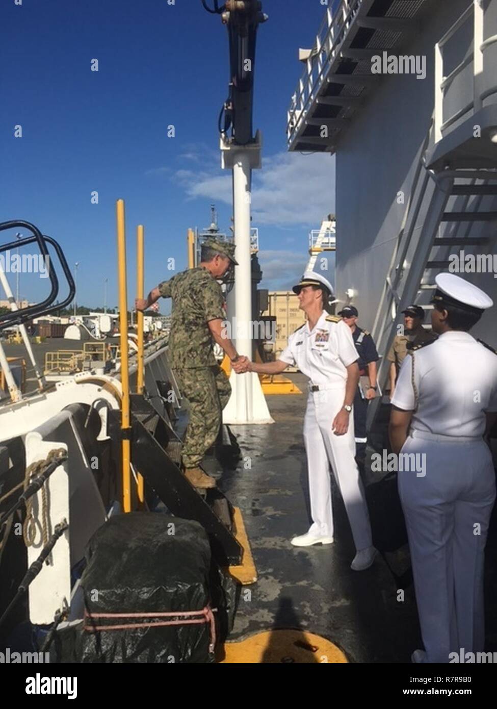 Il 30 marzo, ADM. Harry Harris, commander, U.S. Pacifico Comando (USPACOM), è stato accolto dal comandante, Navale Meteorologia ed oceanografia comando posteriore, ADM. Timothy Gallaudet quando è venuto a bordo U.S. Naval nave oceanografica USNS Pathfinder (T-AGS 60) nel porto di perla per acquisire una migliore comprensione dei prodotti oceanografici ed elabora la nave equipaggio prevede per il Dipartimento della Difesa. Foto Stock