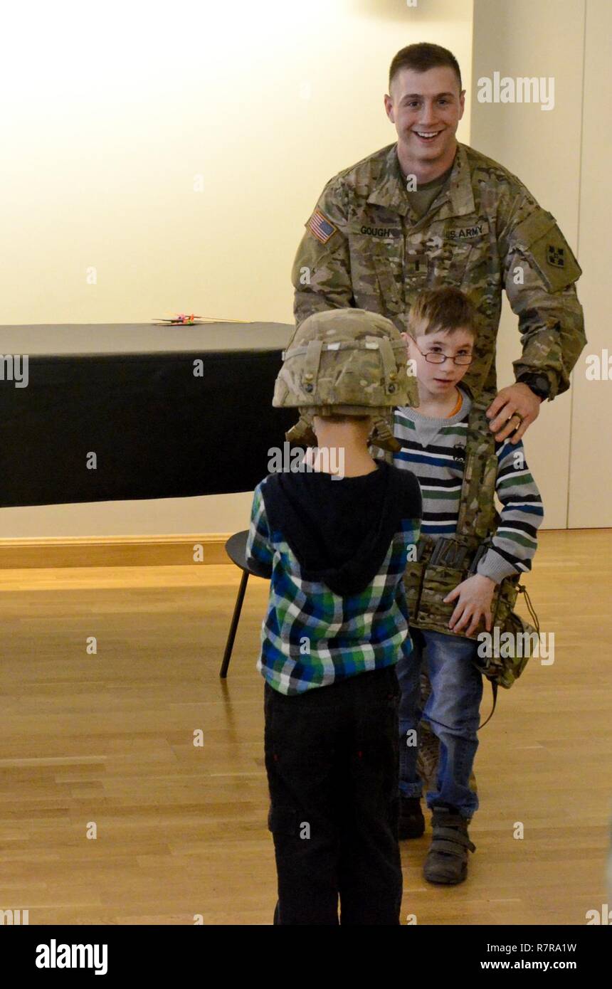 1Lt. Charles Gough, un comandante di plotone dalla società B, 1° Battaglione, 68esimo reggimento blindato, 3° Brigata corazzate contro la squadra, 4a divisione di fanteria, fuori di Fort Carson, Colo., celebra la pasqua nei primi mesi di quest anno con un gruppo di bambini di Vilnius, Lituania, Marzo 30. Come ottenere i soldati fuori nella comunità è una parte importante dell'operazione Atlantic risolvere in quanto consente che i soldati di esperienza la posizione e di interagire con le persone così come lasciando le persone nella comunità a conoscere i soldati degli Stati Uniti Esercito. La presenza degli STATI UNITI Soldati nel teatro europeo assicura alleati e parte Foto Stock