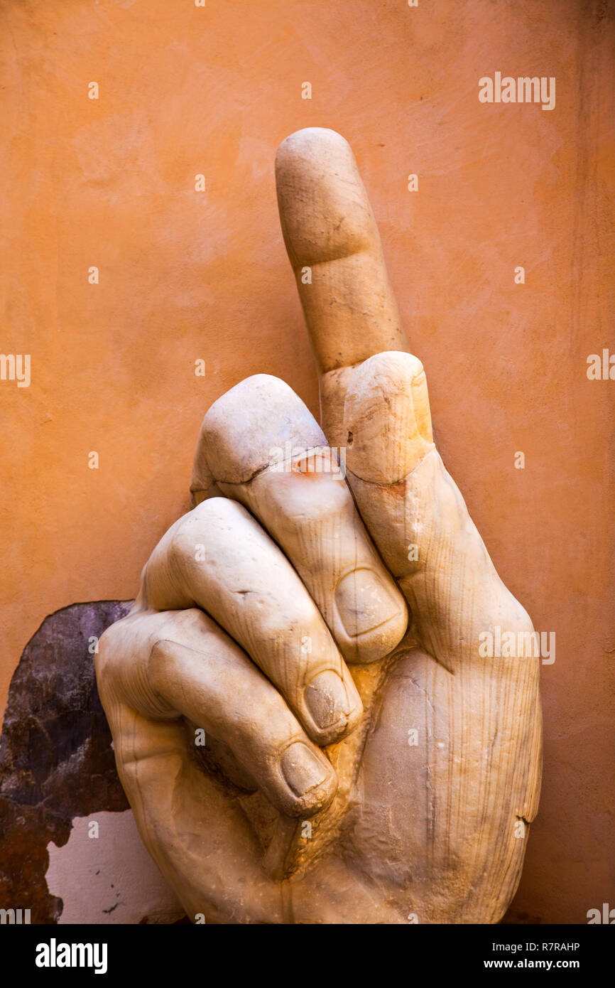 Una mano da una grande statua di Costantino in piedi nel cortile del Palazzo dei Conservatori a Roma. Foto Stock
