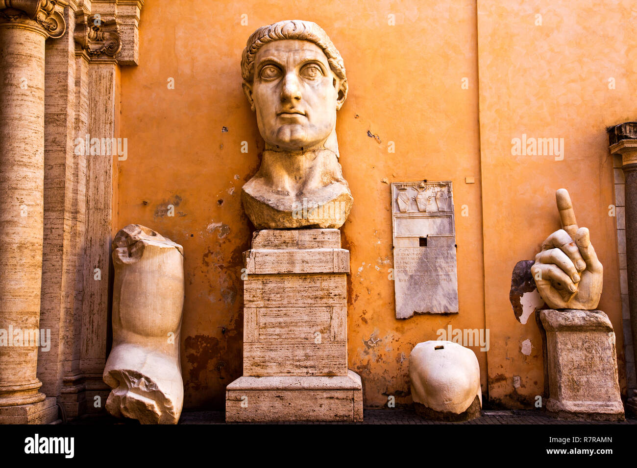 Varie parti da una grande statua di Costantino in piedi nel cortile del Palazzo dei Conservatori a Roma. Foto Stock