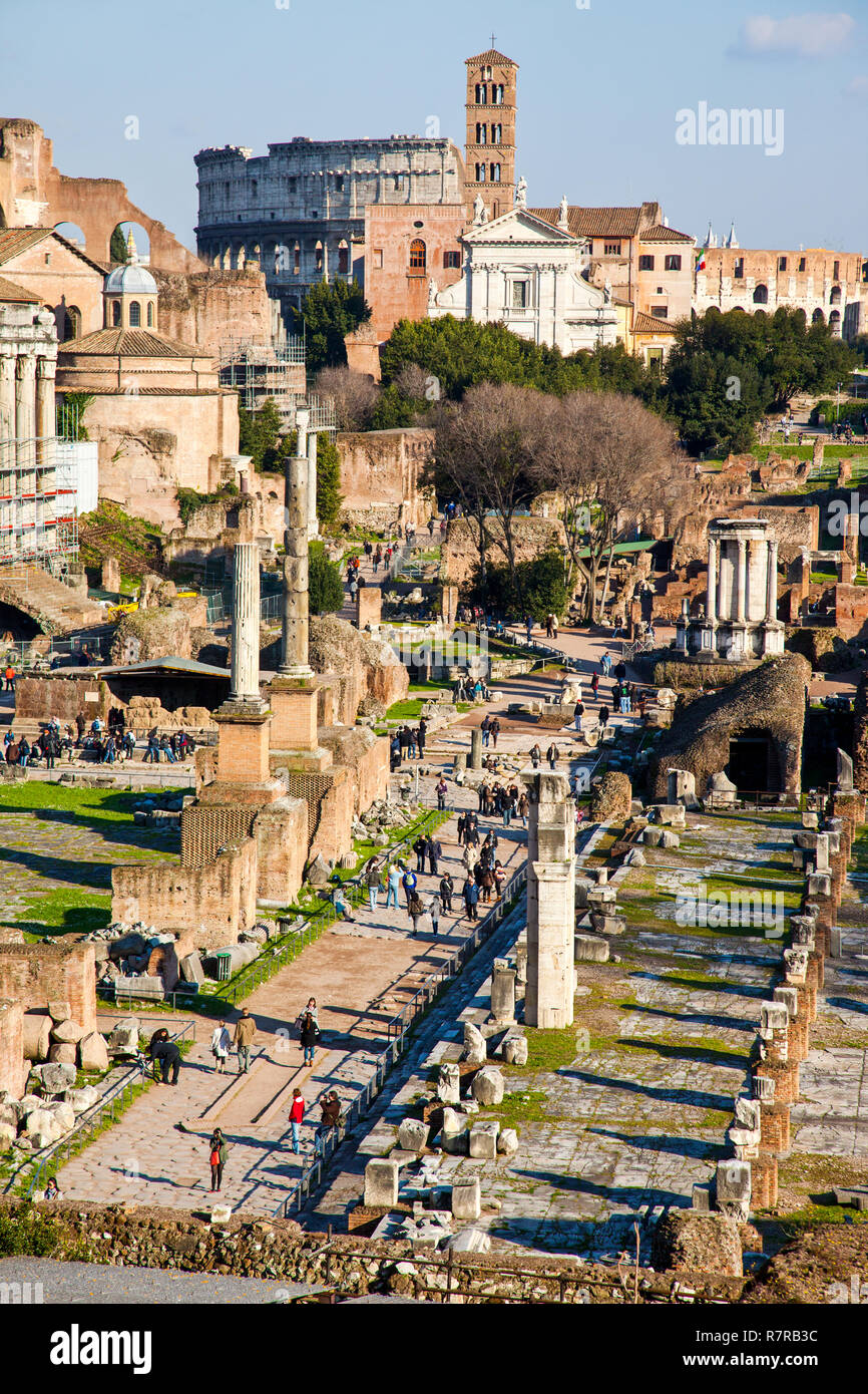 Il Foro Romano e il Colosseo con le in background. Roma Italia. Foto Stock