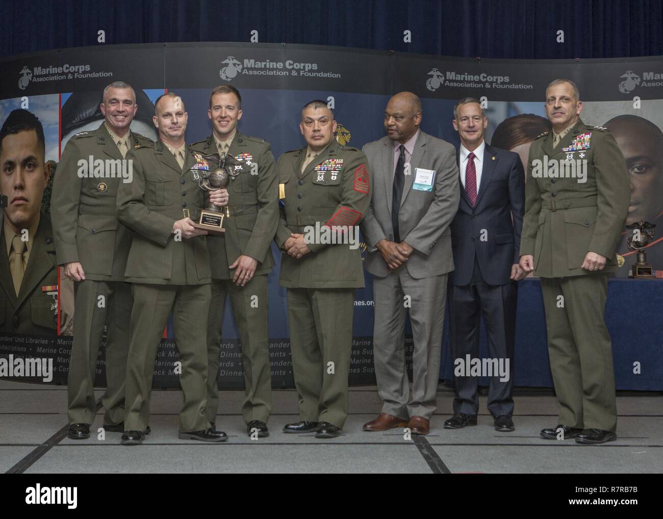 Da sinistra U.S. Marine Corps Lt. Gen. John E. Wissler, comandante generale dei Marine Corps il comando delle forze; Marines assegnato alla Task Force AL-ASAD, combattere la logistica reggimento 1; Pensionati Lt. Gen. William M. Faulkner, presidente e chief executive officer del Marine Corps Association e la Fondazione e il tenente Gen. Michael G. Dana, vice comandante per le installazioni e la logistica di posa per una foto dopo i Marines con la Task Force AL-ASAD, combattere la logistica reggimento 1, ricevuto la logistica 2016 Unità di piccole dimensioni del premio di anno durante l annuale Marine Corps Associazione e Fondazione (MCA&F) Log di massa Foto Stock