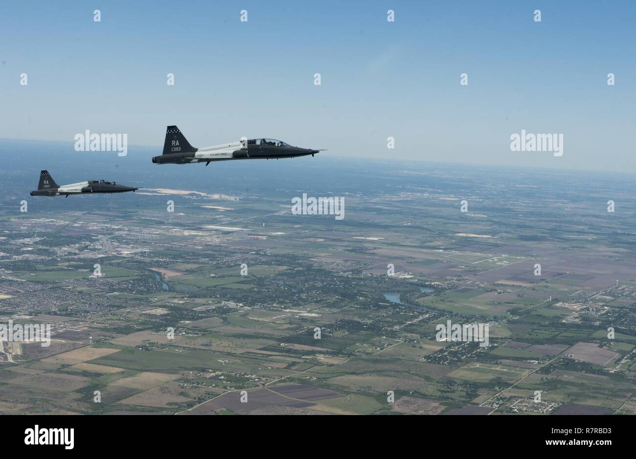 Stati Uniti Air Force istruttore i piloti assegnati alla 560th Flying Training Squadron, volare T-38 artigli che trasportano ex POW durante la quarantaquattresima libertà Flyer Reunion su San Antonio Texas, 30 marzo 2017. La libertà Flyer Reunion è una celebrazione annuale che riconosce il servizio incredibile di Air Force di prigionieri di guerra durante la Guerra del Vietnam, il loro ritorno onorevole e la loro connessione con il dodicesimo Flying ala formazione durante il funzionamento Homecoming. Per la data, il 560th Flying Training Squadron ha restituito 198 Air Force di prigionieri di guerra per l'aria. Quest'anno festeggia il 44º anniversario dell'OPERAZIONE H Foto Stock