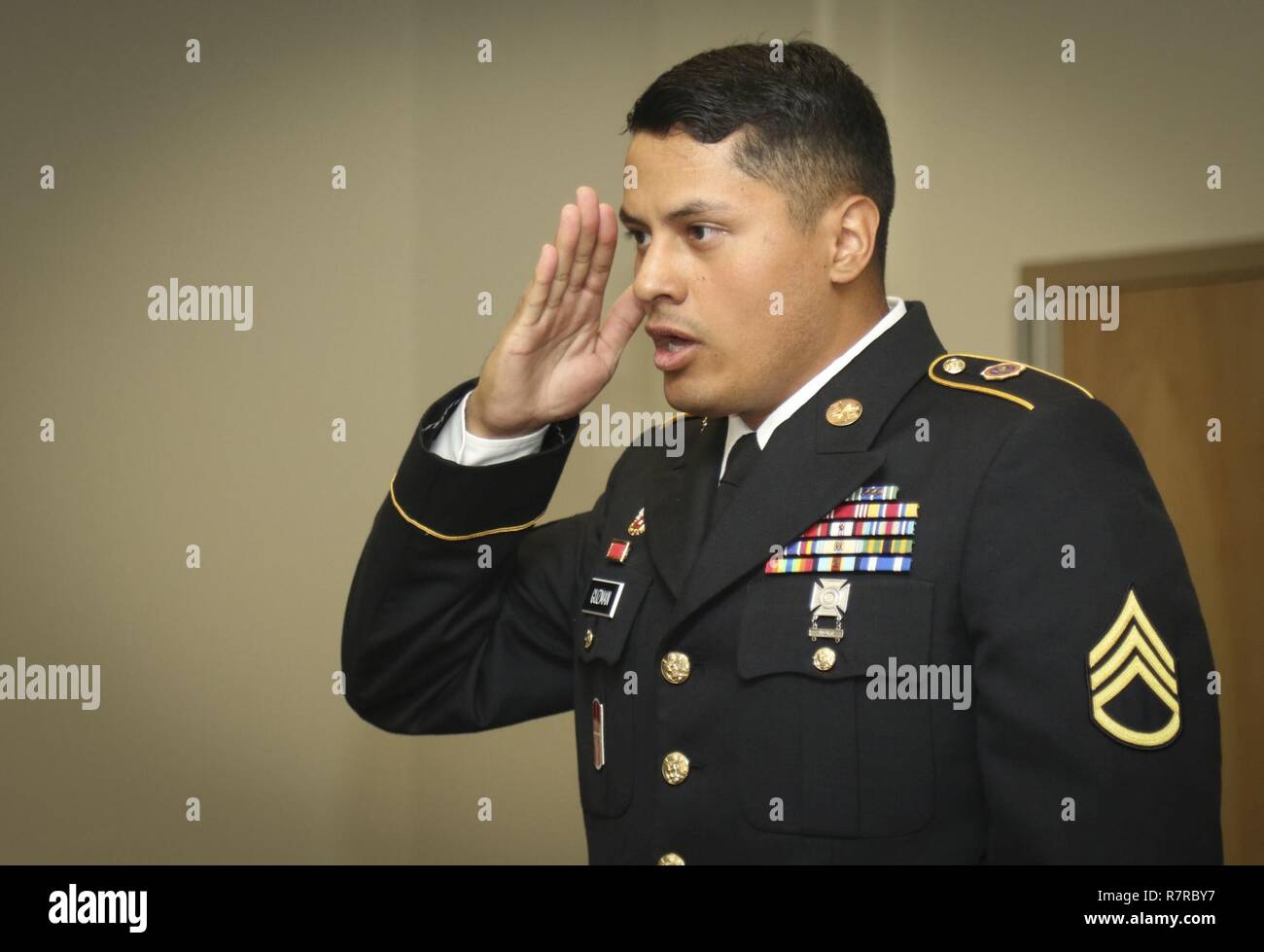 Esercito personale di riserva Sgt. Erick Guzman, tecnologia dell'informazione personale sottufficiale, assegnato al segnale 820th Company, 98segnale Expeditionary battaglione, 335a comando di segnalazione (teatro), riferisce al presidente del consiglio di amministrazione nel corso di un esame orale board presso il comando di 2017 miglior guerriero concorso a Fort Huachuca, Arizona Marzo 31. Dopo cinque giorni di esigenti problematiche fisiche e psichiche Guzman è stato chiamato il comando del guerriero migliore per il sottufficiale ranghi e egli andrà a rappresentare il comando presso l'U.S. La riserva di esercito del comando miglior guerriero la concorrenza Foto Stock