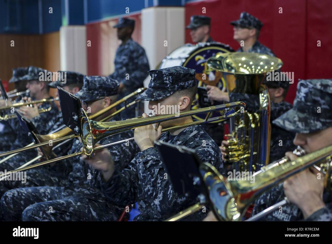 Stati Uniti I marinai con 7 Banda della flotta eseguire durante un sollievo e nomina su Camp Fuji, Giappone, Marzo 31, 2017. Sgt. Il Mag. Steven L. Soares è stata sollevata come CATC sergente maggiore da Sgt. Il Mag. Bradley W. Baiotto. Foto Stock