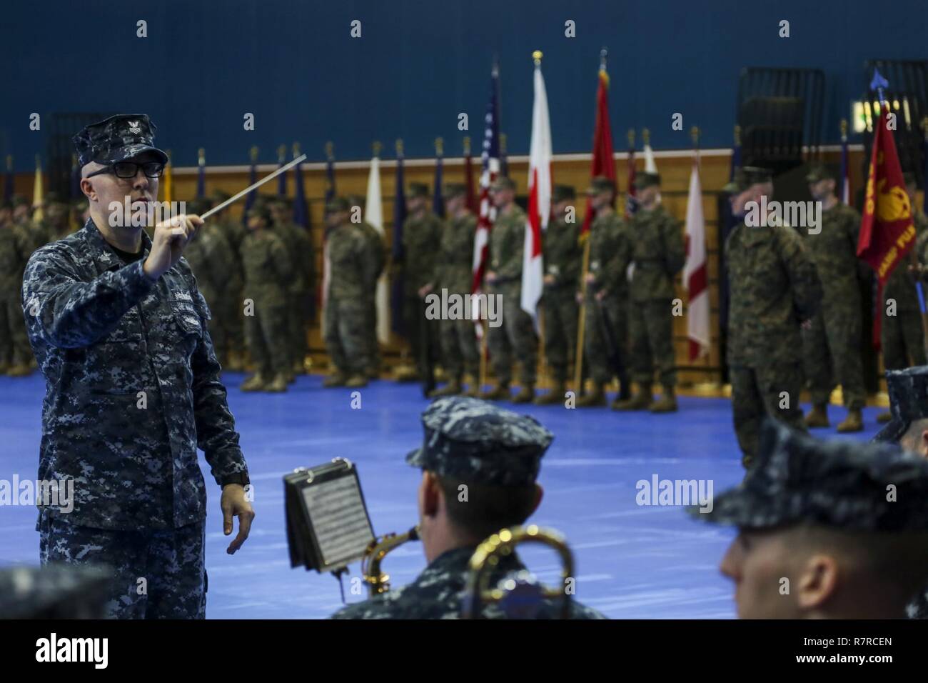 Stati Uniti I marinai con 7 Banda della flotta eseguire durante un sollievo e nomina su Camp Fuji, Giappone, Marzo 31, 2017. Sgt. Il Mag. Steven L. Soares è stata sollevata come CATC sergente maggiore da Sgt. Il Mag. Bradley W. Baiotto. Foto Stock