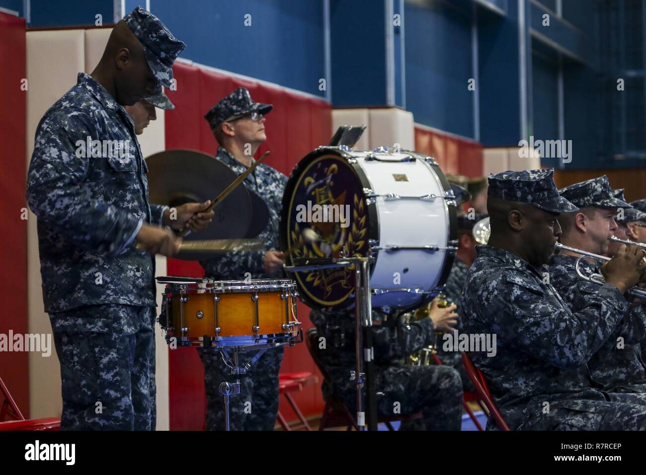 Stati Uniti I marinai con 7 Banda della flotta eseguire durante un sollievo e nomina su Camp Fuji, Giappone, Marzo 31, 2017. Sgt. Il Mag. Steven L. Soares è stata sollevata come CATC sergente maggiore da Sgt. Il Mag. Bradley W. Baiotto. Foto Stock