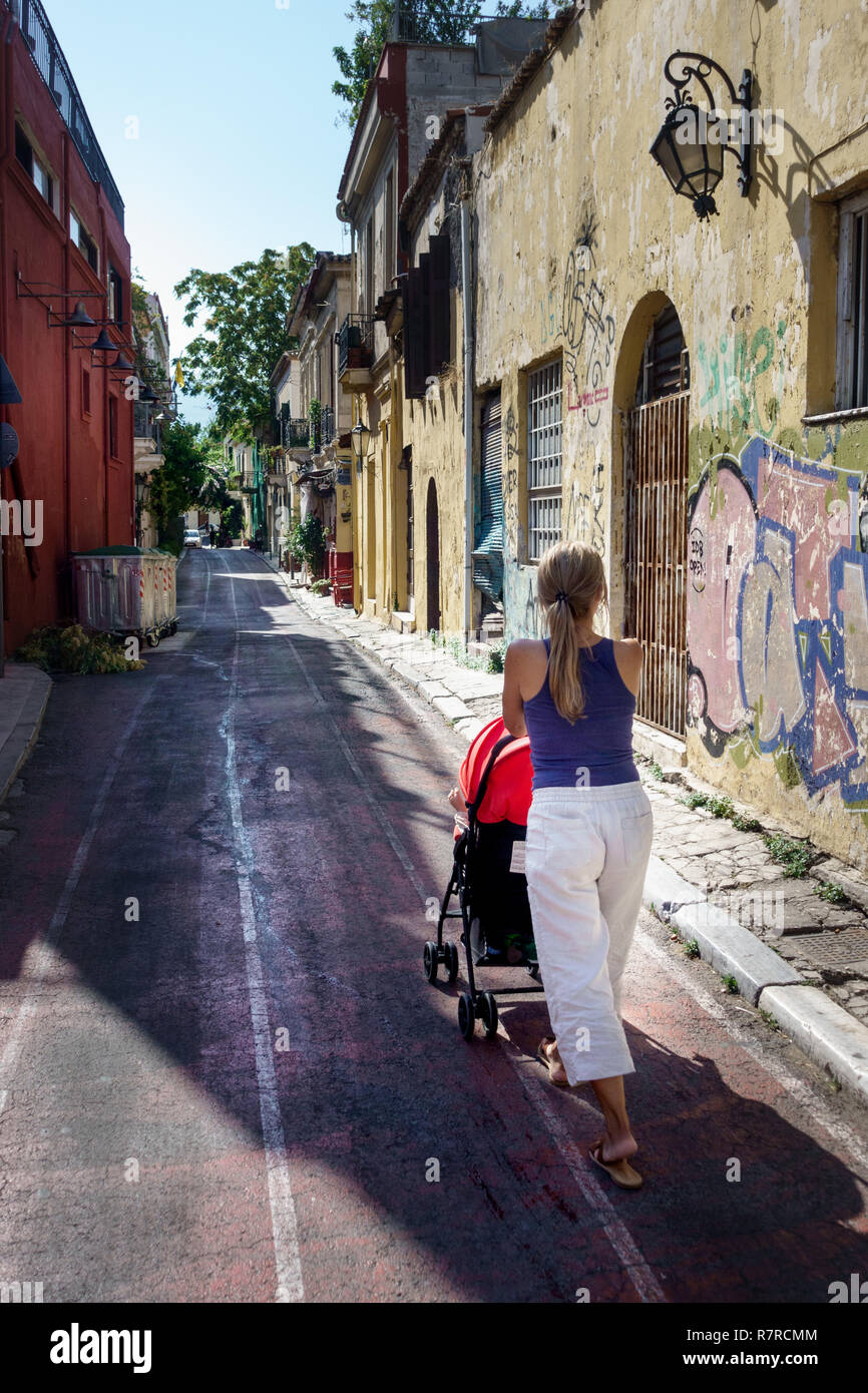 Vista posteriore della Donna con bambino trasporto Foto Stock