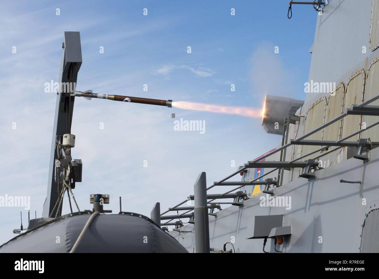 Mare Mediterraneo (Mar. 30, 2017) appena installato vicino SeaRAM-in sistema di armi a bordo della USS Ross (DDG 71) incendi con successo un missile per la prima volta il 30 marzo 2017. Ross, un Arleigh Burke-class guidato-missile distruttore, distribuita a Rota, Spagna, sta conducendo operazioni navali negli Stati Uniti Sesta flotta area di operazioni a sostegno degli Stati Uniti per gli interessi di sicurezza nazionali in Europa e in Africa. Foto Stock