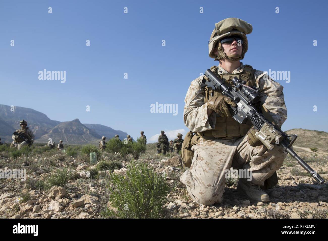 Lancia Cpl Adam J. Jenkins, un anti-serbatoio missileman assegnati a scopo speciale Marine Air Ground Task Force-Crisis Response-Africa, attende per spostare con il suo team verso un obiettivo area durante un accordo bilaterale in materia di operazioni militari su terreni urbanizzati esercizio con la spagnola 2a particolari operazioni gruppo "Granada" di Alicante in Spagna, 29 marzo 2017. L'esercizio ha fornito l'occasione per Marines e Spagnolo SOF membri a migliorare l'interoperabilità, mantenere la predisposizione comune e rafforzare le relazioni. Foto Stock