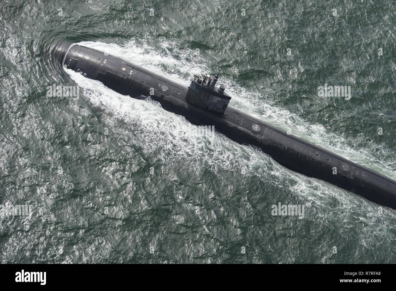 Il Los Angeles-classe attacco rapido sommergibile USS Pasadena (SSN 752) ritorna alla Base Navale di Point Loma, San Diego, Marzo 30, 2017 dopo sei mesi di distribuzione per il Pacifico occidentale. Pasadena eseguito il Capo di operazioni navali " strategia marittima nel sostenere gli interessi di sicurezza nazionali e le operazioni di sicurezza marittima. Foto Stock